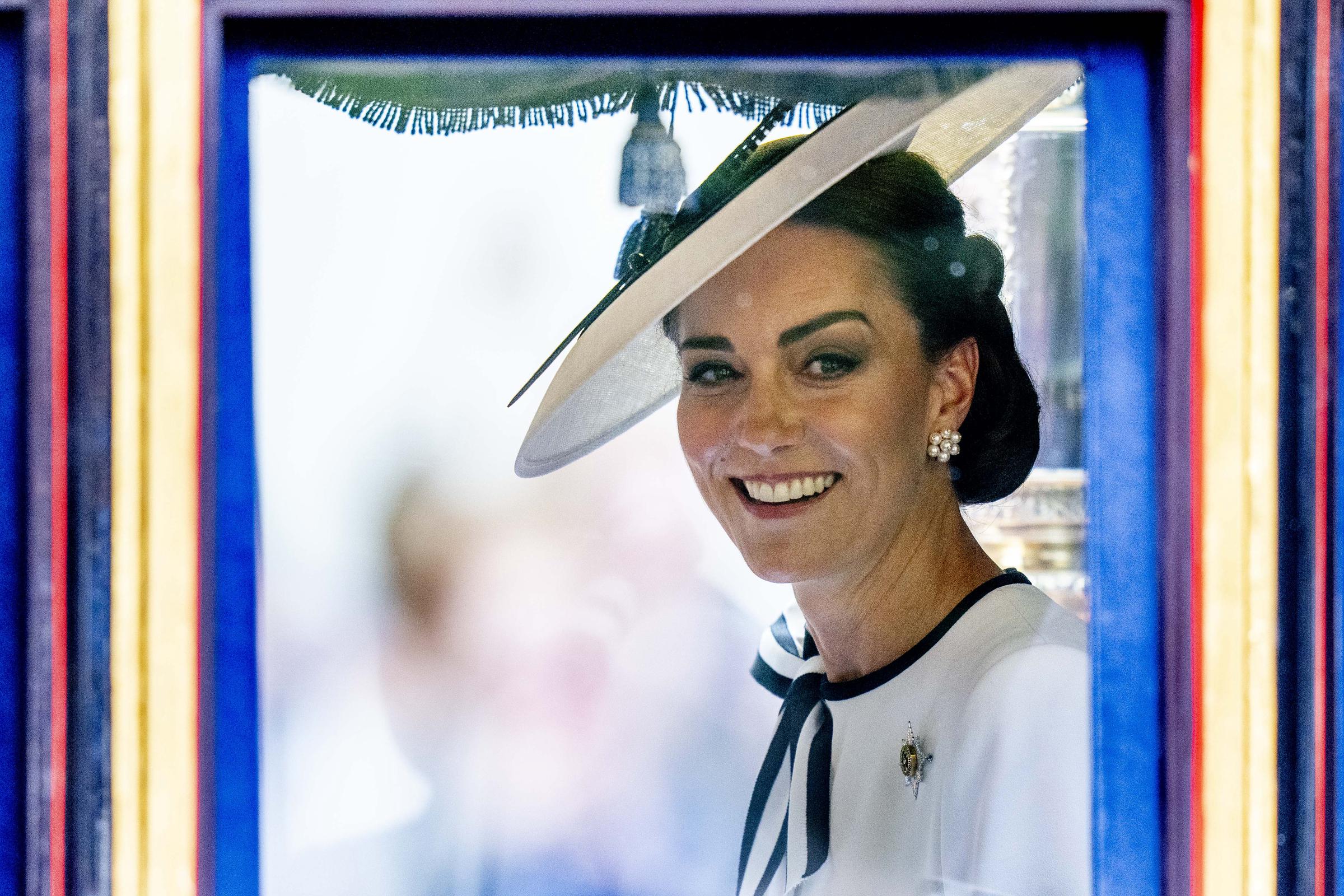 Catherine, Prinzessin von Wales, lächelt beim Trooping the Colour in London, England, am 15. Juni 2024 | Quelle: Getty Images