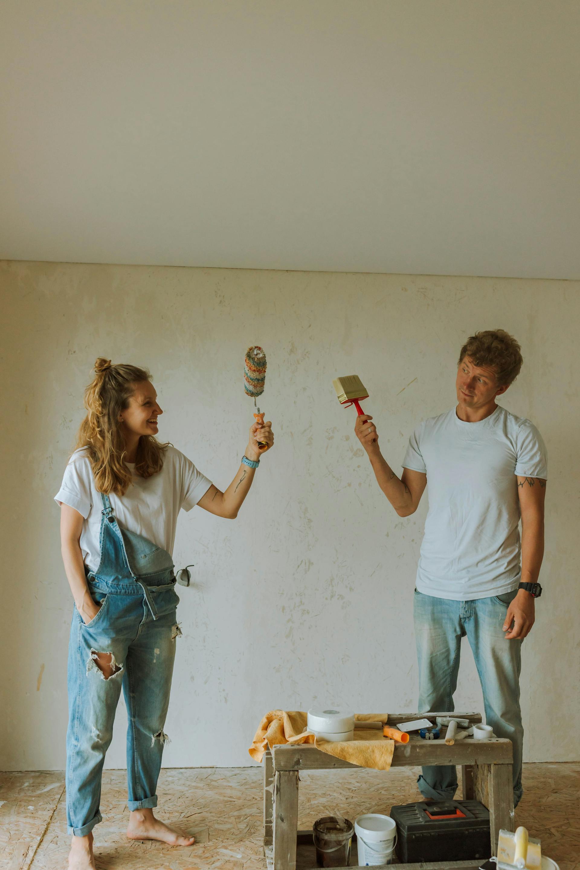 Ein Paar bei einer Renovierung | Quelle: Pexels