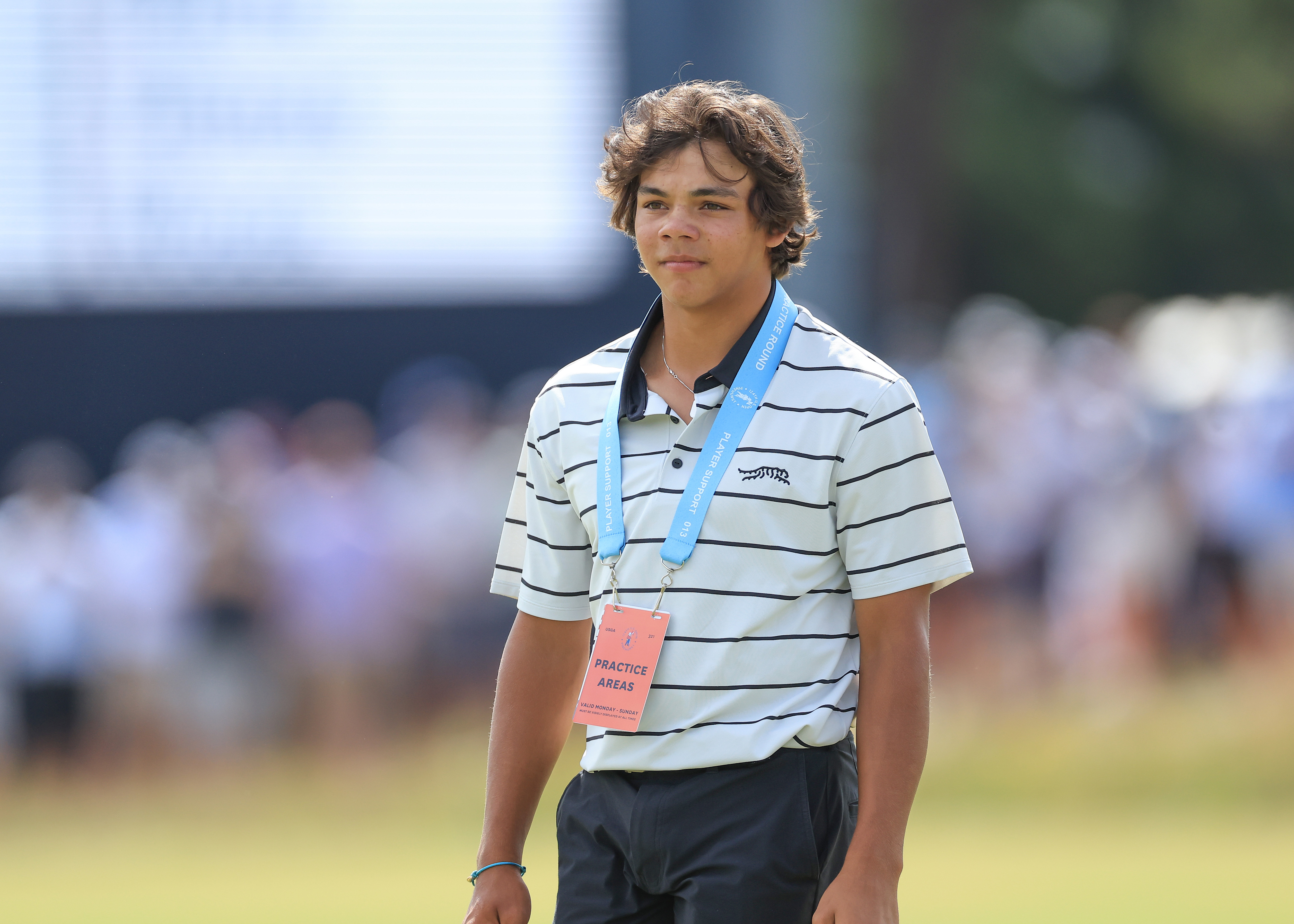 Charlie Woods schaut am 10. Juni 2024 im Pinehurst Resort in North Carolina weg. | Quelle: Getty Images