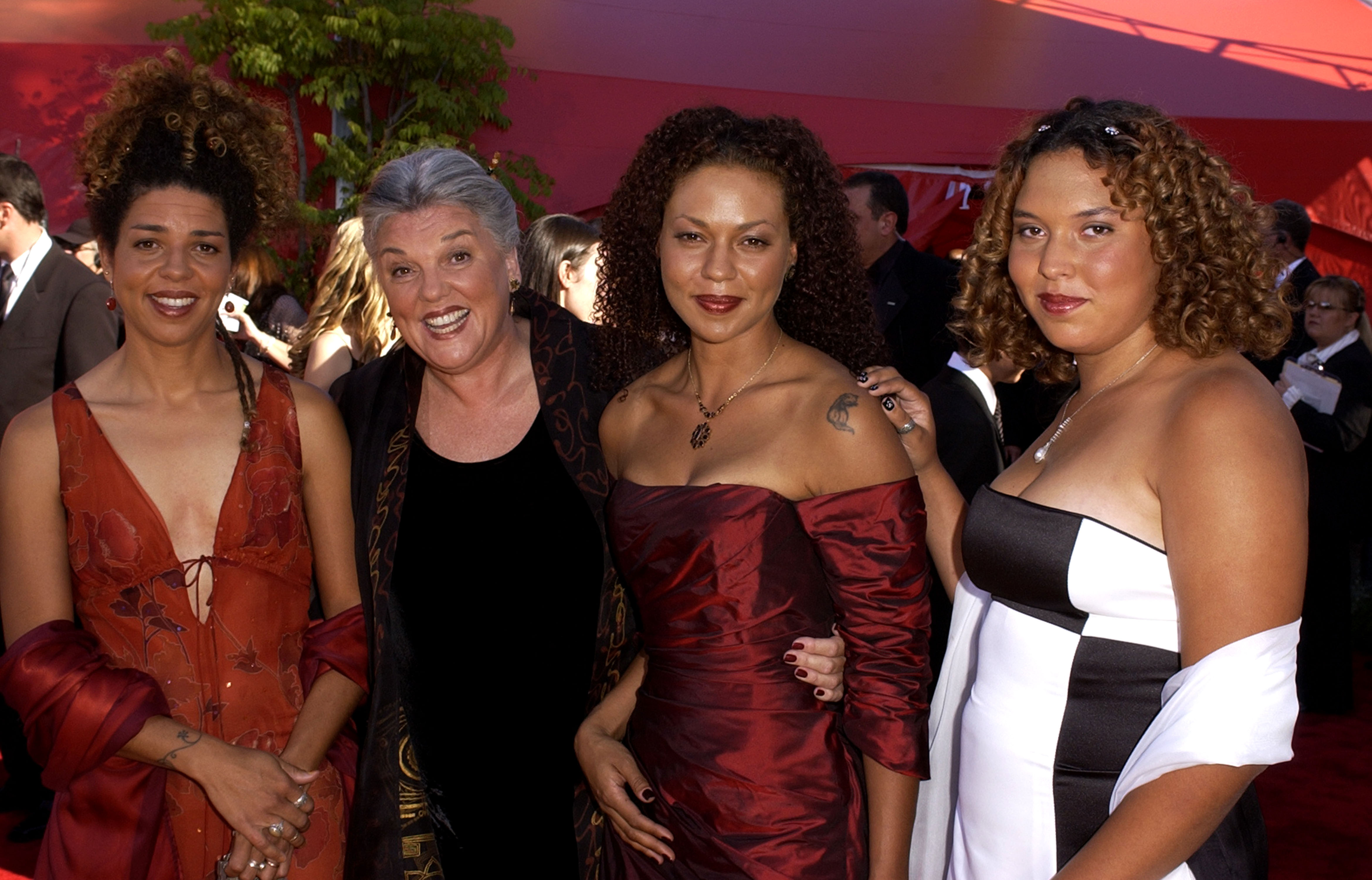 Tyne Daly mit ihren Töchtern bei den 54th Annual Primetime Emmy Awards in Los Angeles, Kalifornien, 2002. | Quelle: Getty Images