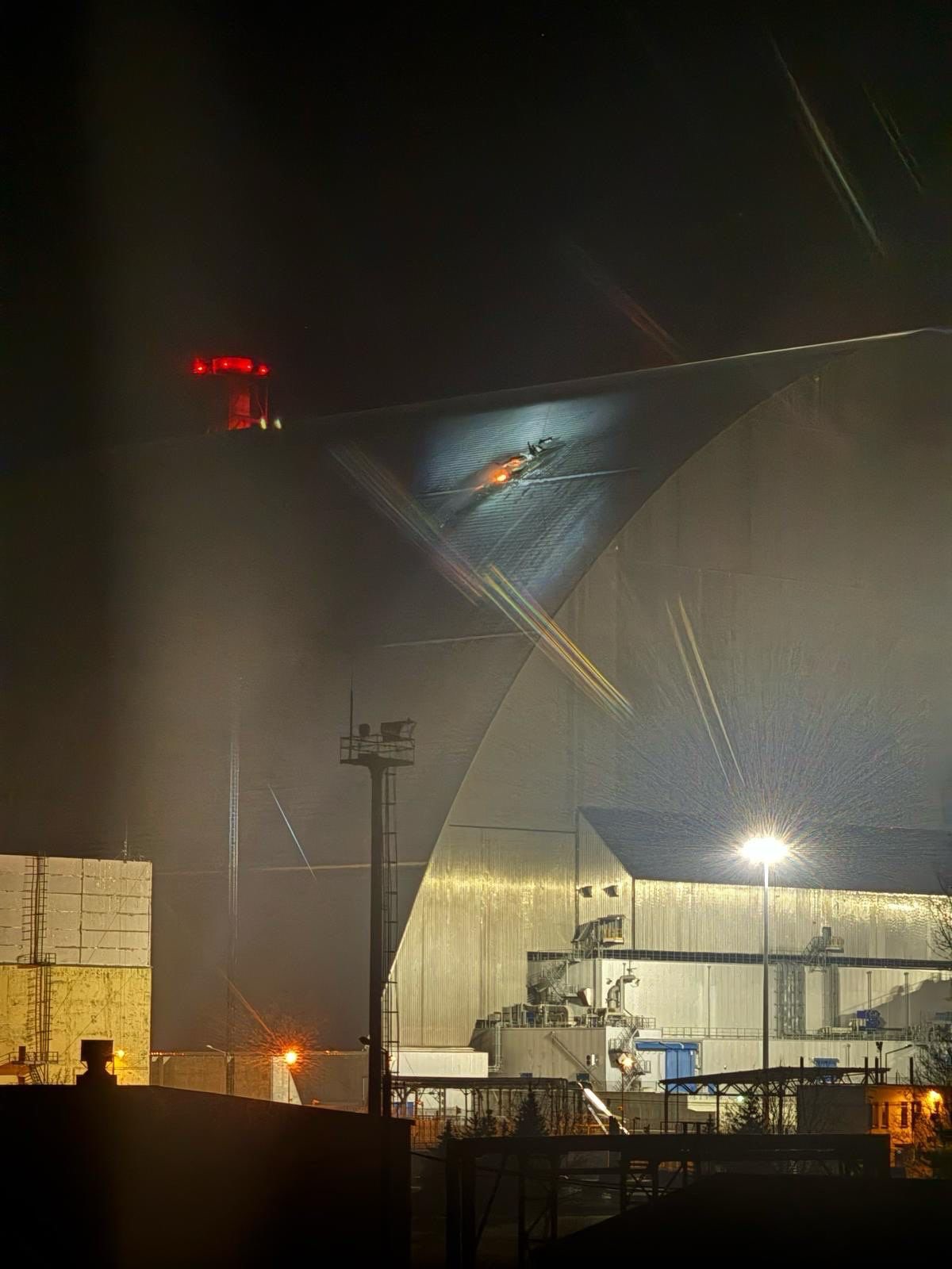 Der Teil des Daches des New Safe Confinement, der bei einem Drohnenangriff in der Ukraine beschädigt wurde, aus einem Beitrag vom 14. Februar 2025 | Quelle: X/iaeaorg