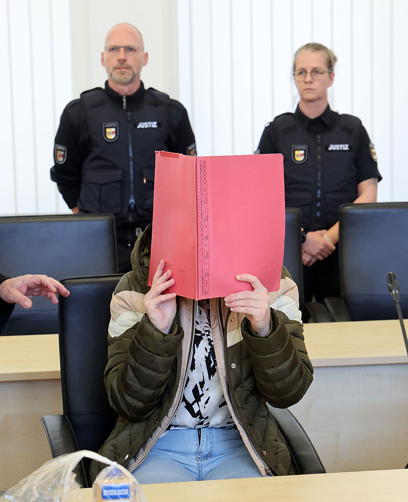 Die Angeklagte wartet im Gerichtssaal des Landgerichts auf den Beginn des Mordprozesses im Fall Fabian.  | Quelle: Getty Images