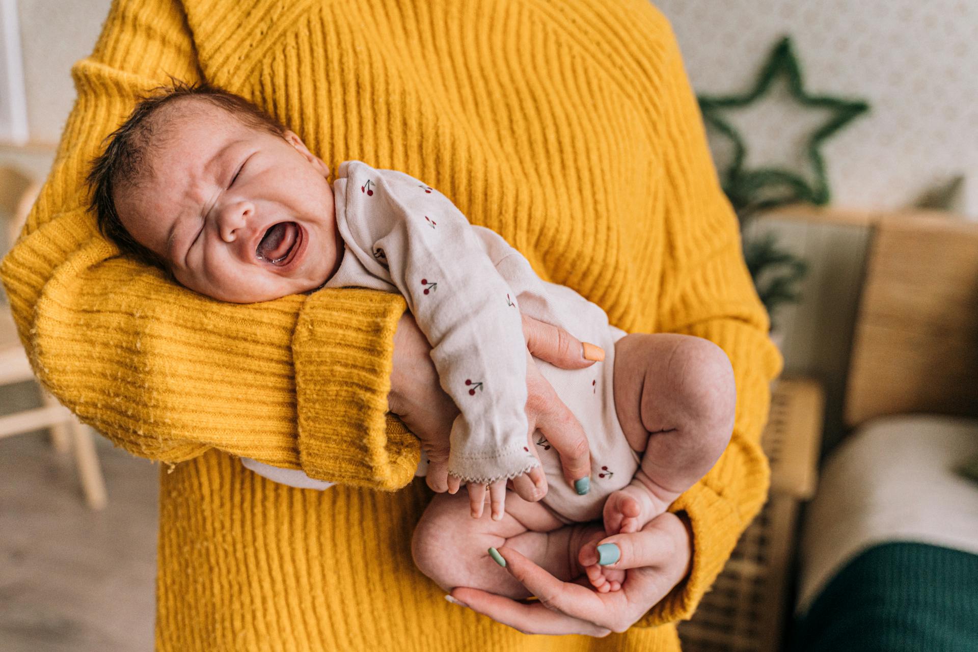 Eine Frau beruhigt ein weinendes Baby | Quelle: Pexels