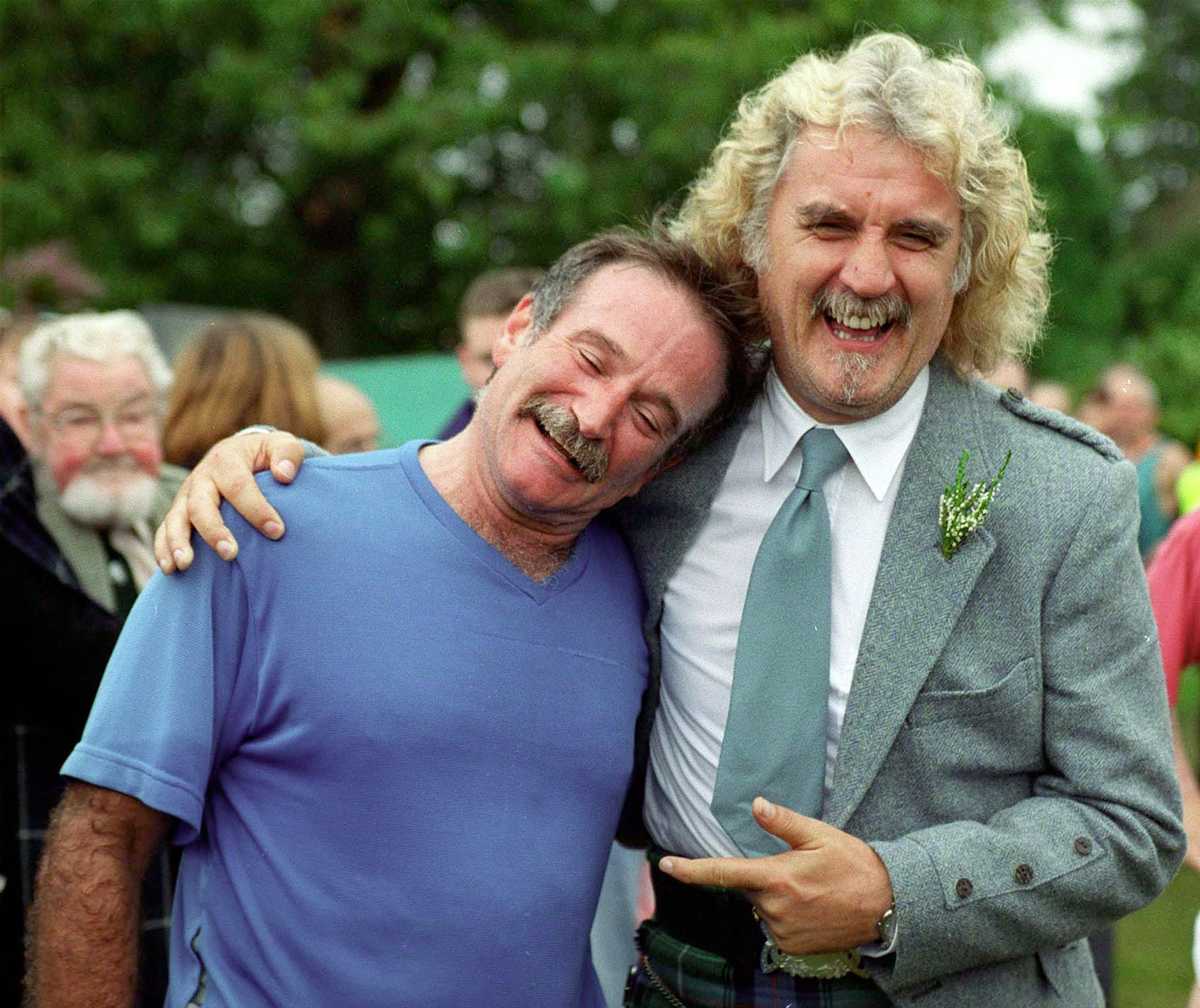 Robin Williams und Billy Connolly bei den Lonach Highland Games am 28. August 2000 in Strathdon bei Balmoral in Schottland. | Quelle: Getty Images