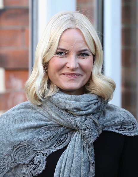 Kronprinzessin Mette Marit von Norwegen verlässt am 2. Februar 2018 die Hartvig-Nissen-Schule in Oslo (Norwegen). | Quelle: Getty Images