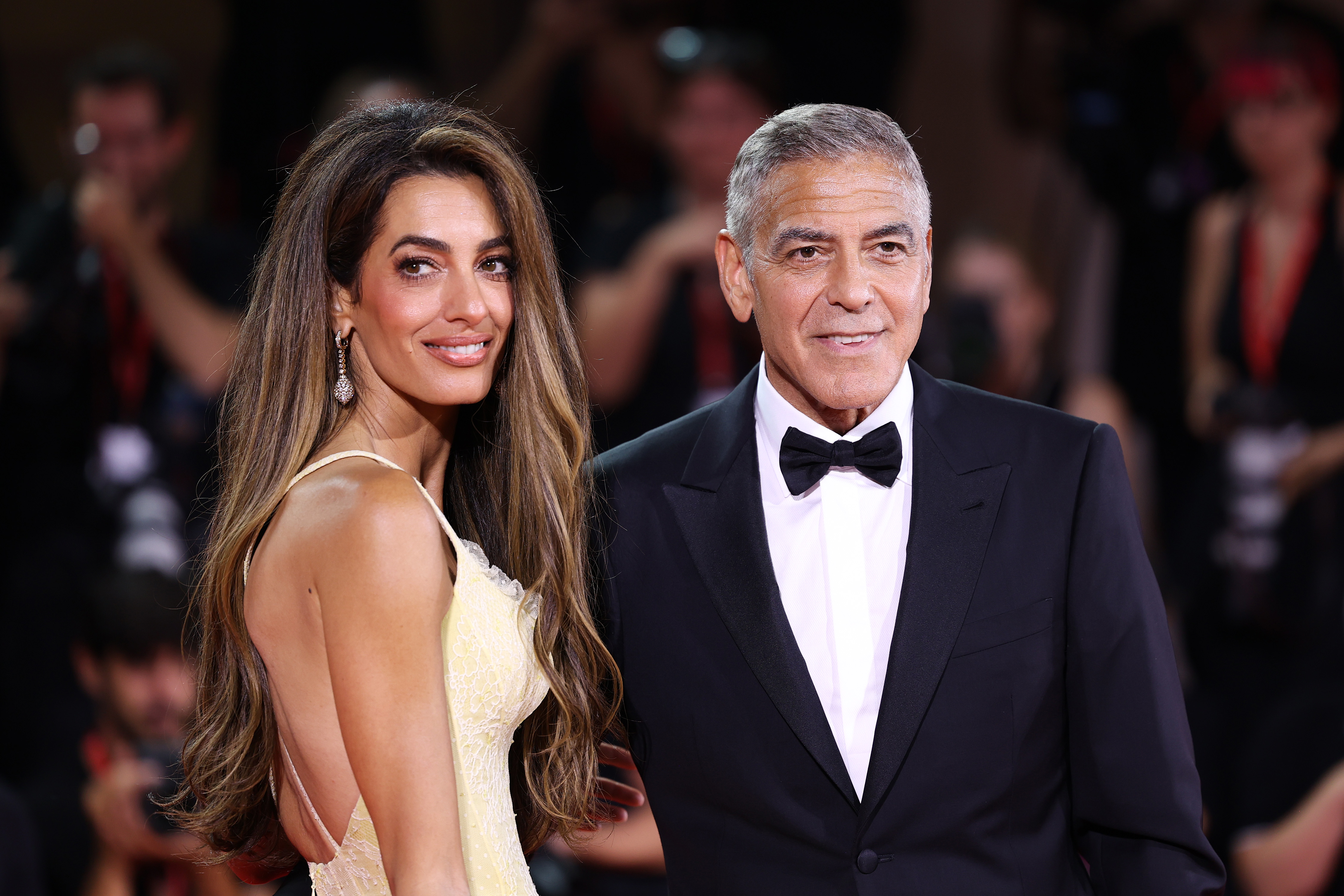 Amal Alamuddin und George Clooney auf dem roten Teppich der "Wölfe" während der 81. Internationalen Filmfestspiele von Venedig in Venedig, Italien, am 1. September 2024 | Quelle: Getty Images