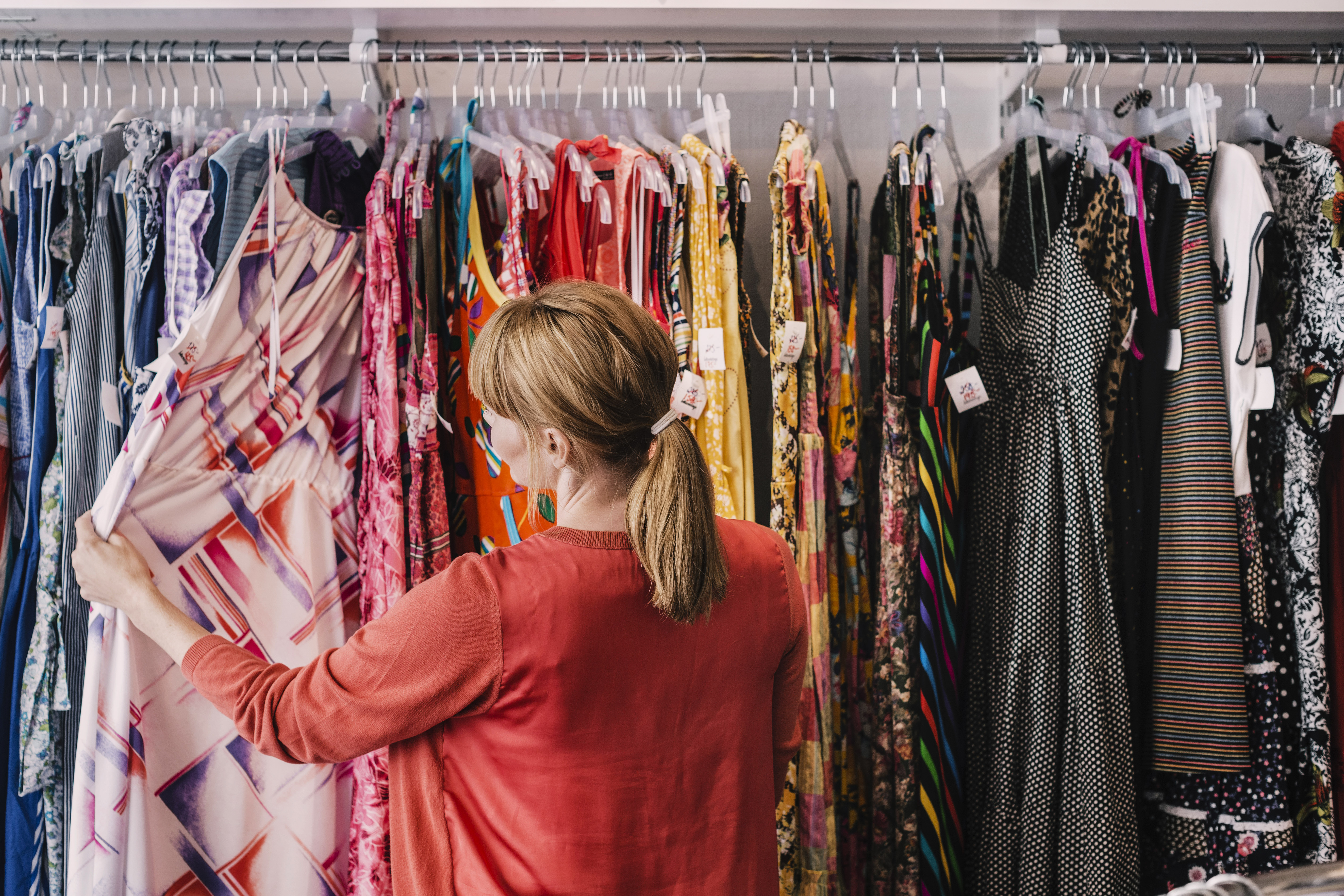 Eine Frau sieht sich Kleider in einem Geschäft an | Quelle: Getty Images