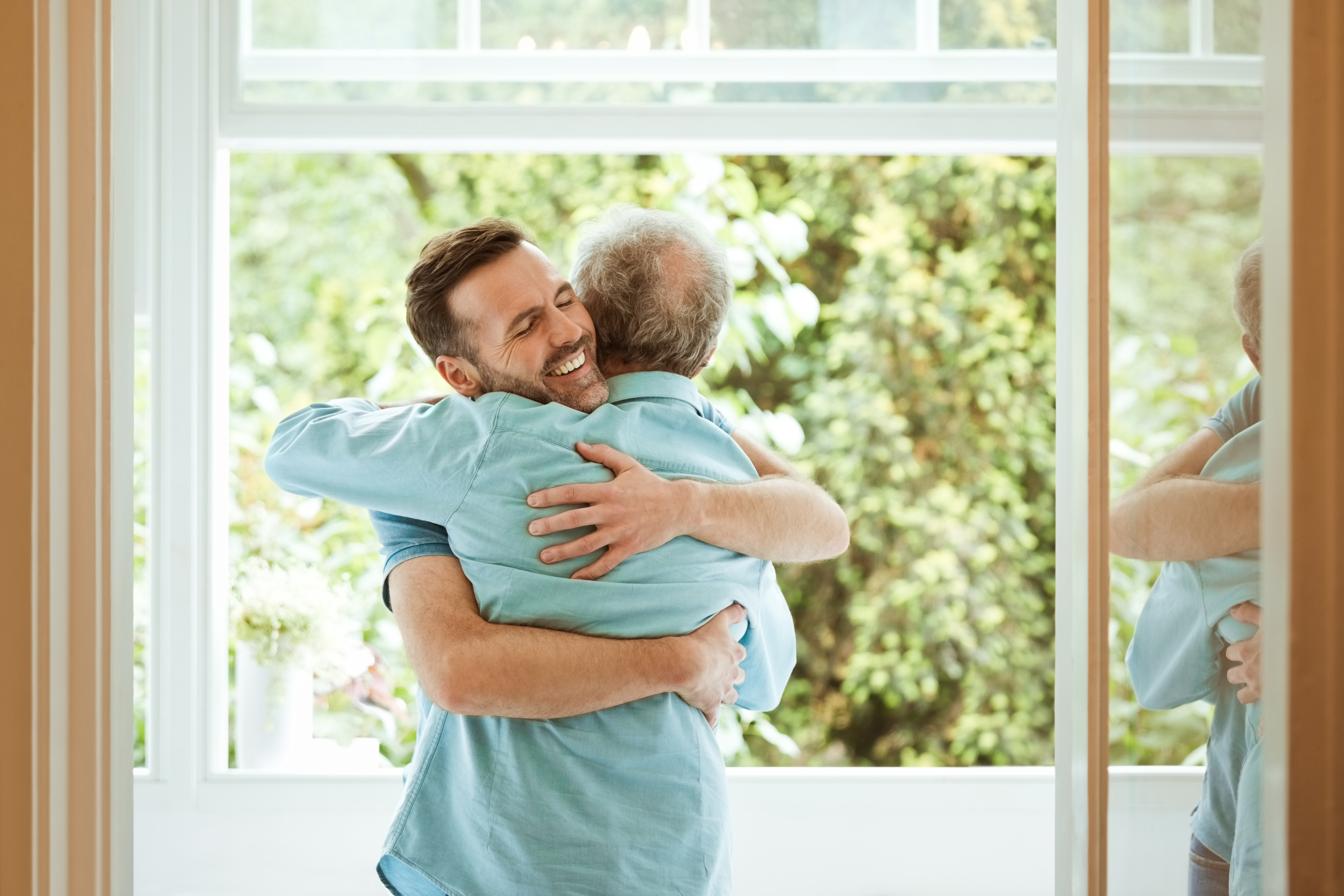 Ein Sohn, der seinen Vater umarmt | Quelle: Getty Images