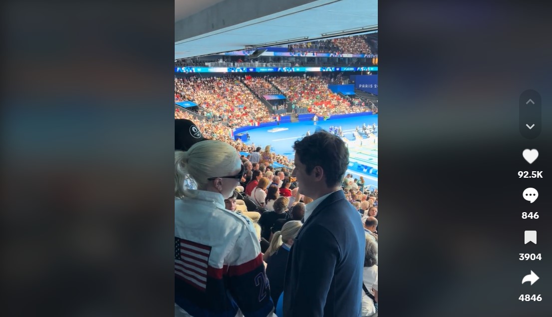 Lady Gaga stellt Frankreichs Premierminister Gabriel Attal und ihren Verlobten Michael Polansky bei den Olympischen Sommerspielen in Paris am 28. Juli 2024 vor | Quelle: TikTok/gabriel_attal