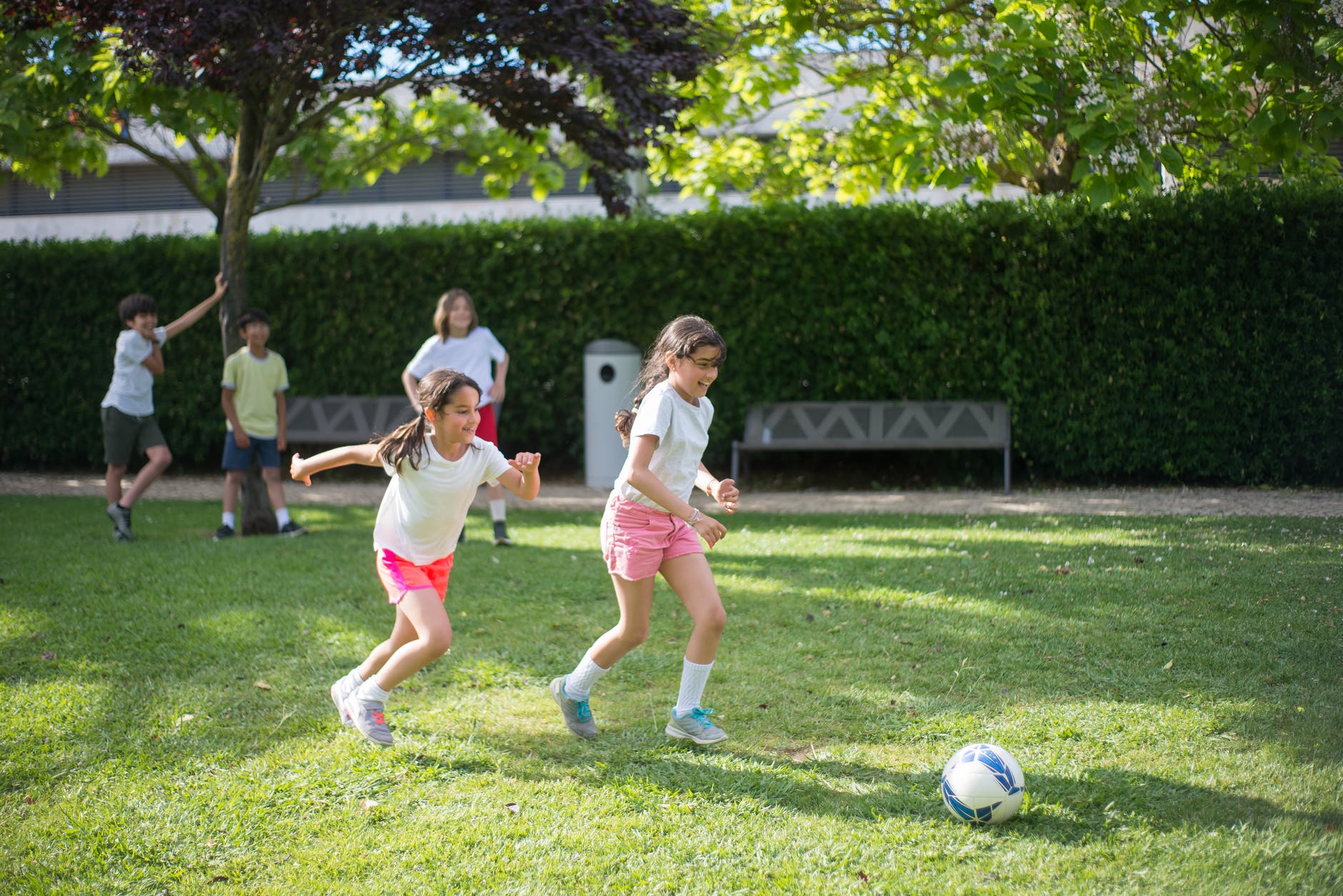 Amanda blieb stehen und starrte auf die fußballspielenden Kinder. | Quelle: Pexels