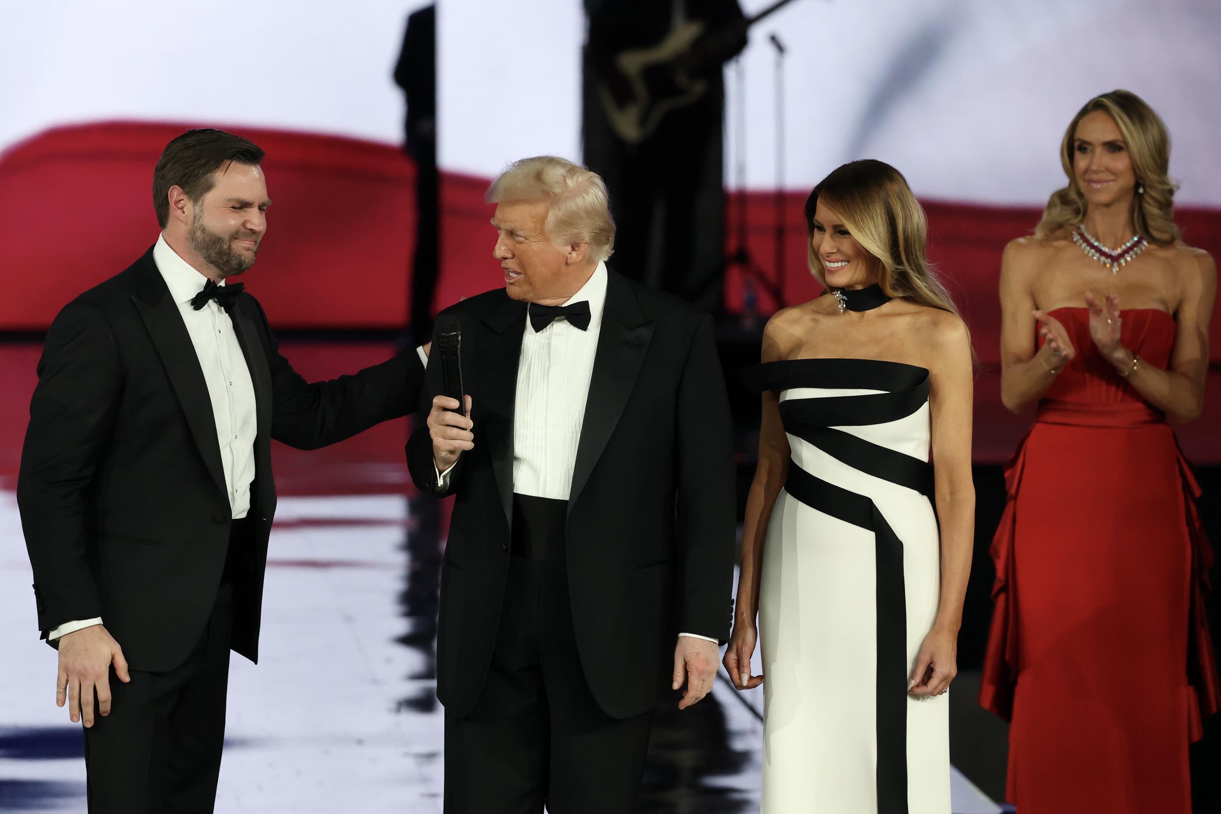 JD Vance, Donald, Melania und Lara Trump auf der Bühne beim Liberty Inaugural Ball am 20. Januar 2025 | Quelle: Getty Images