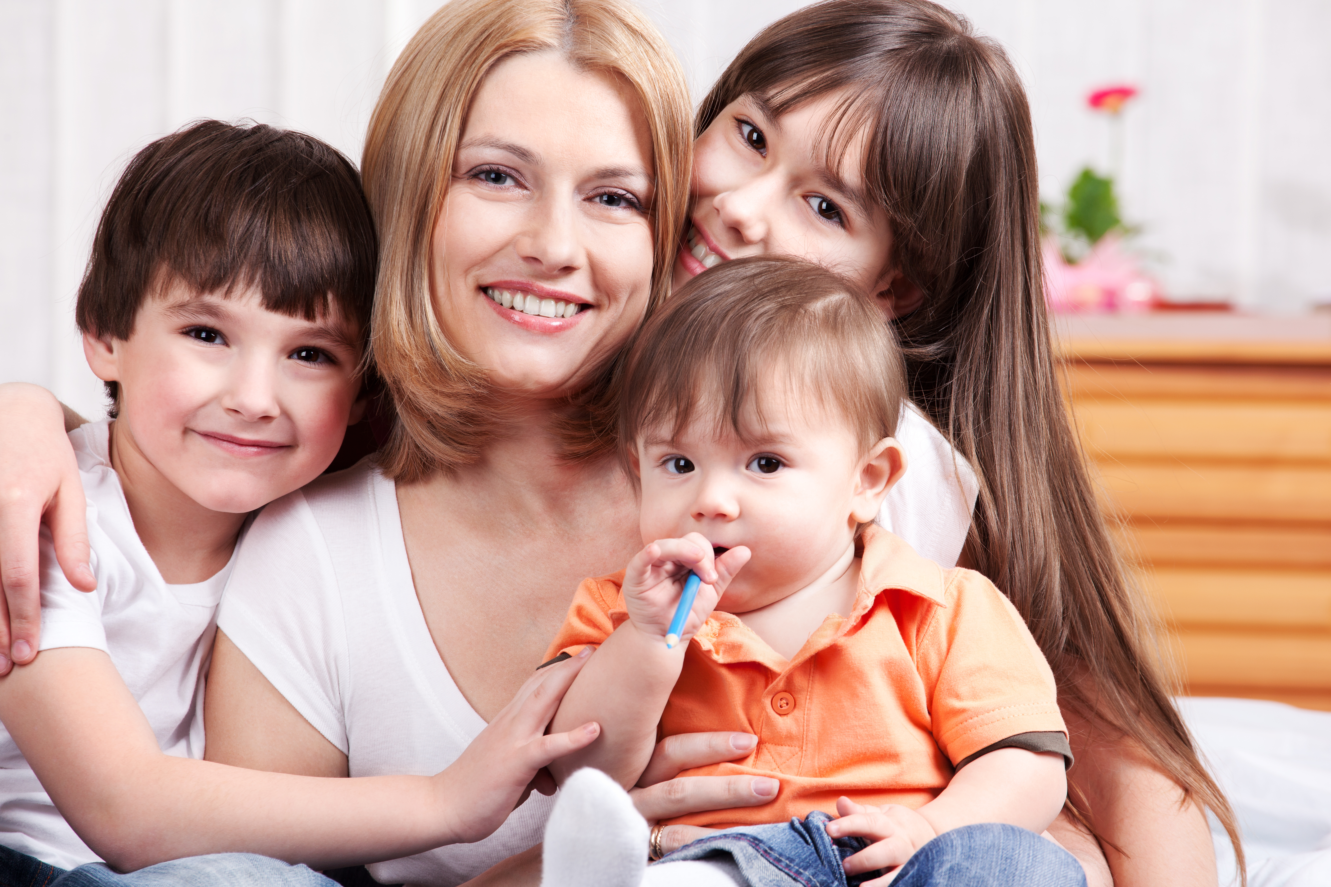 eine Frau mit drei Kindern | Quelle: Shutterstock