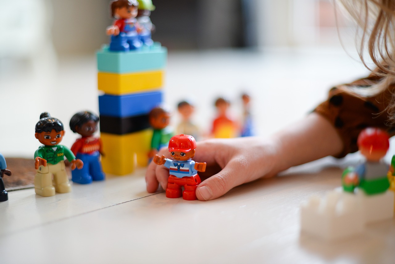 Ein kleines Mädchen spielt mit Lego | Quelle: Pixabay