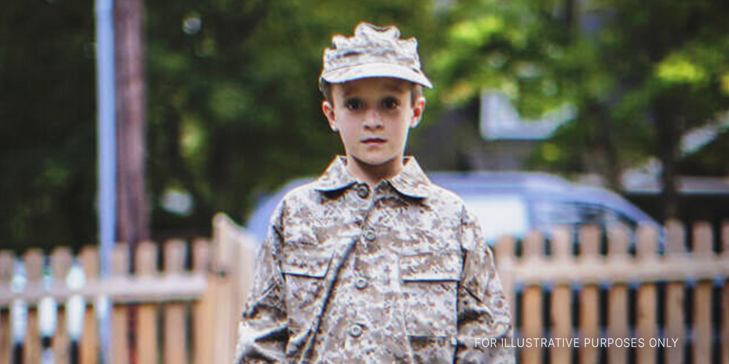 Junge in Militäruniform. | Quelle: Getty Images