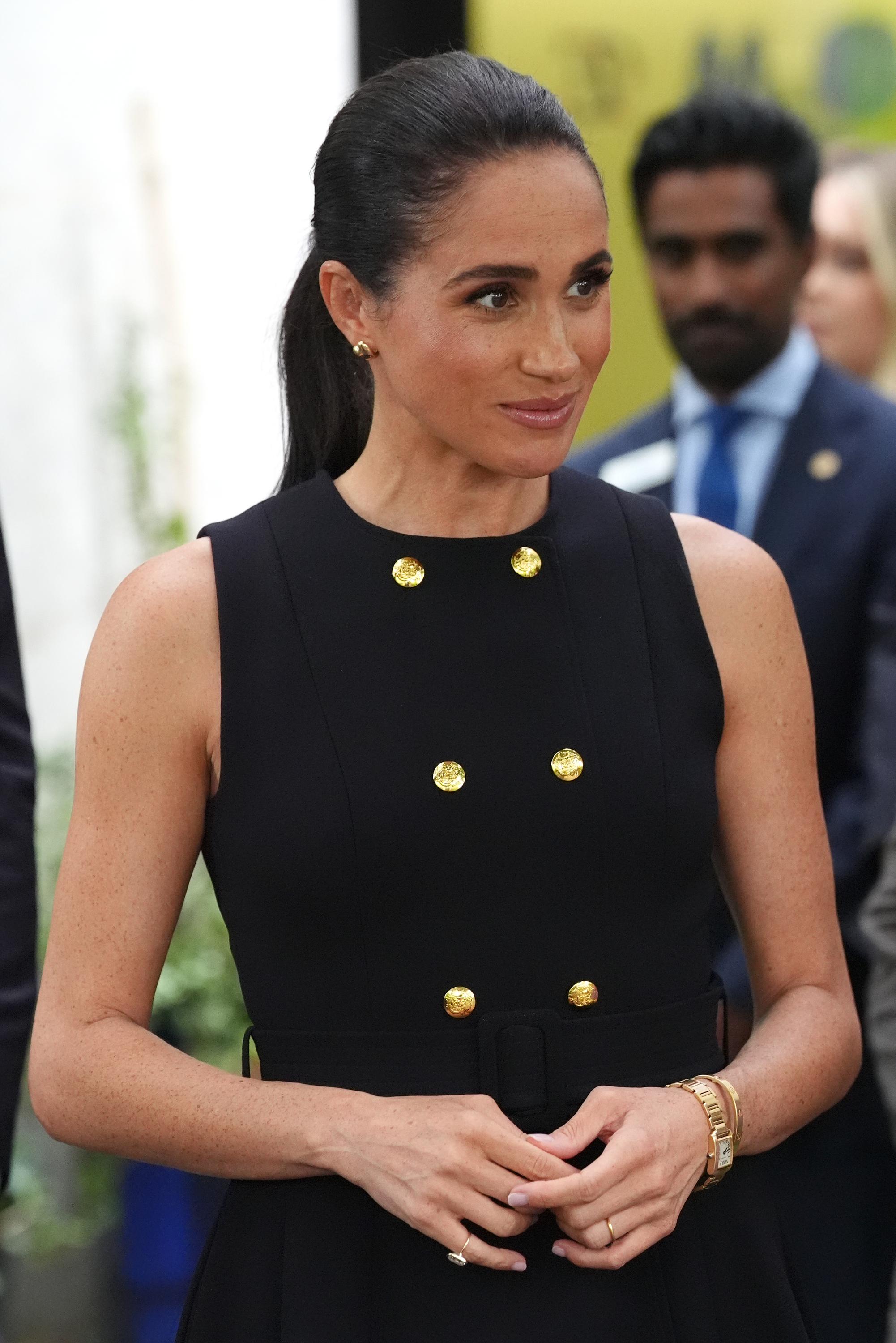 Die Vergleiche zwischen Meghan und Eugenie gehen über einzelne Outfits hinaus – in der Modeberichterstattung wird ihre gemeinsame Vorliebe für schlichte, schnörkellose Kleidungsstücke hervorgehoben. Ihre angebliche persönliche Nähe hat diese sich überschneidenden Stilentscheidungen für Royal-Fans nur noch interessanter gemacht.