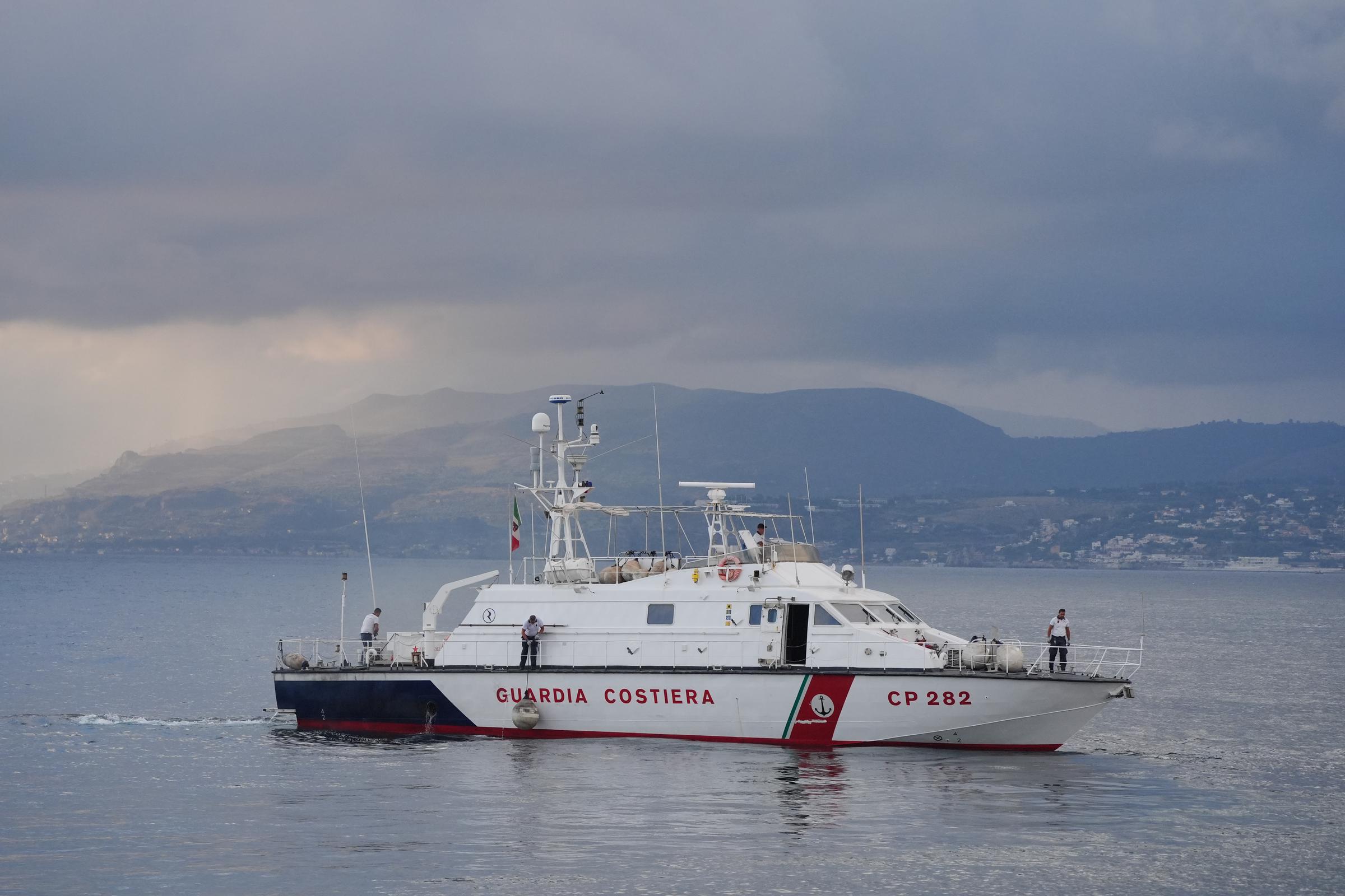 Ein Boot der italienischen Küstenwache fährt am vierten Tag der Such- und Bergungsaktion vor der Küste von Porticello, Sizilien, am 22. August 2024 zum Fundort der Bayesian hinaus. | Quelle: Getty Images