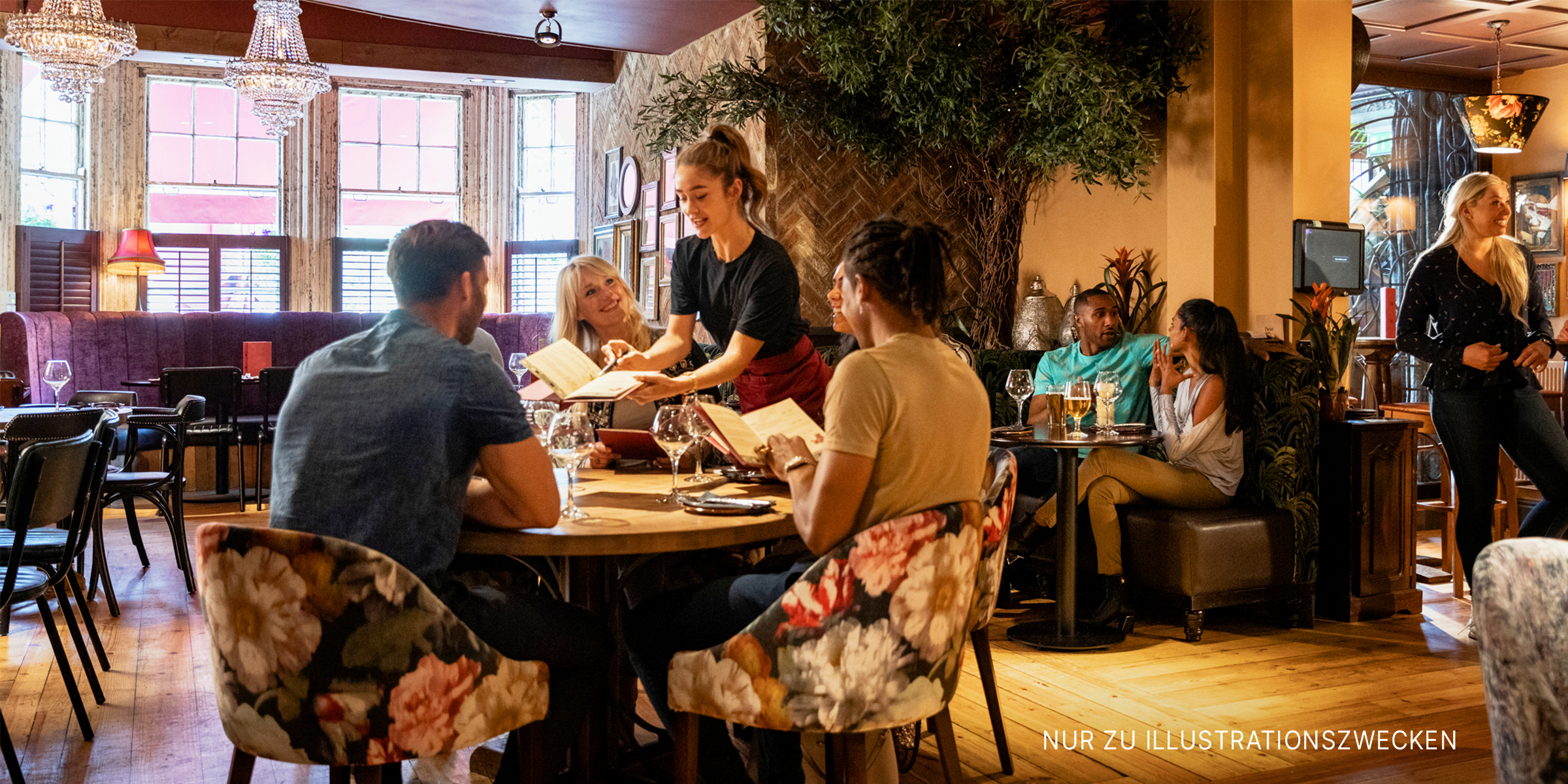 Menschen beim Essen in einem Restaurant | Quelle: Shutterstock