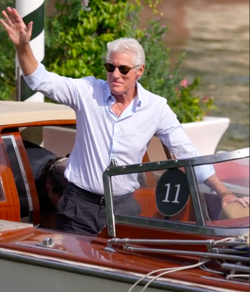 Richard Gere winkt den Fans bei der Ankunft zu den 81. Internationalen Filmfestspielen von Venedig zu, gepostet am 1. September 2024 | Quelle: TikTok/@whoopsee.it