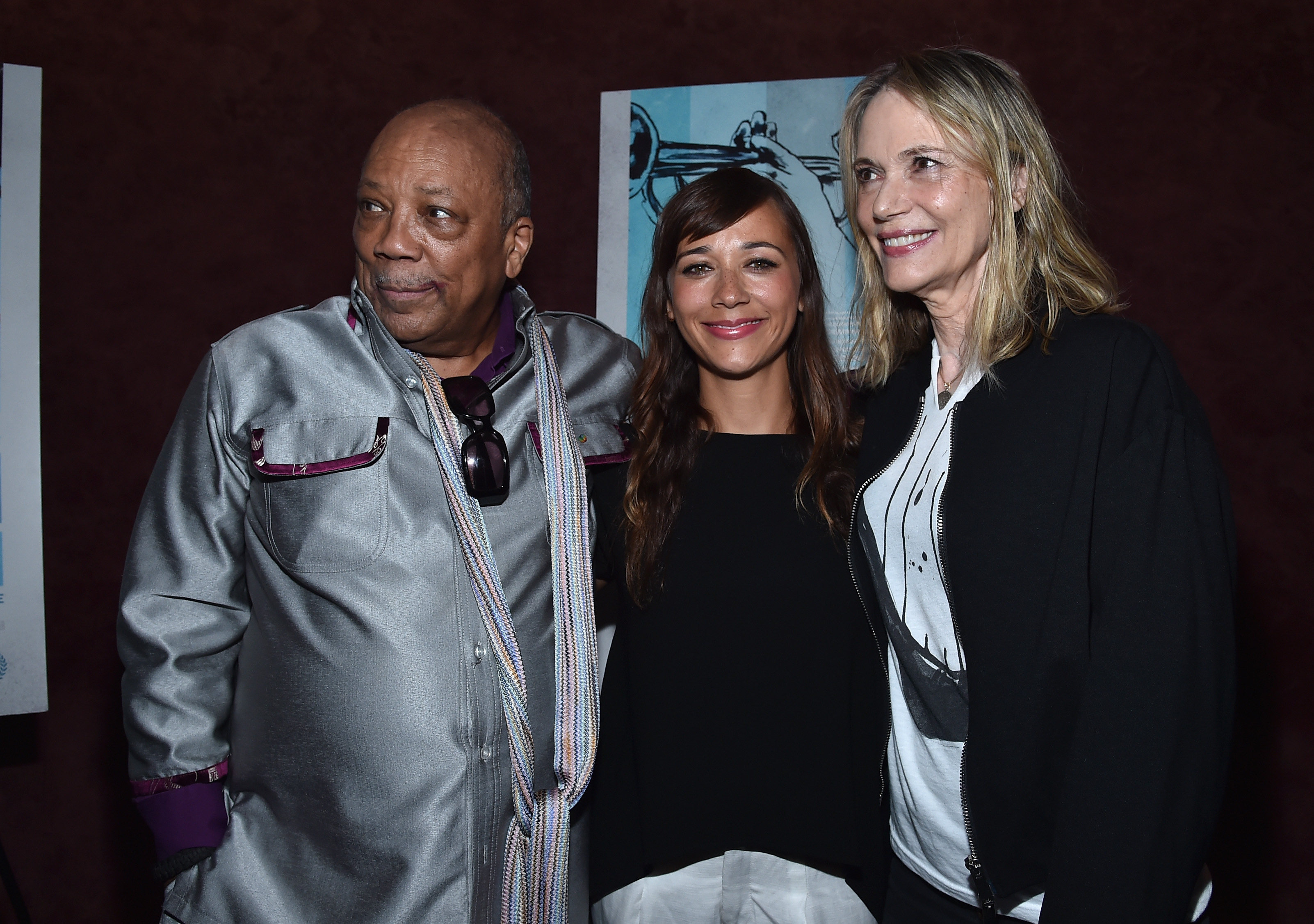 Quincy und Rashida Jones, mit Peggy Lipton, bei der "Keep On Keepin' On"-Premiere in Los Angeles am 17. September 2014 | Quelle: Getty Images