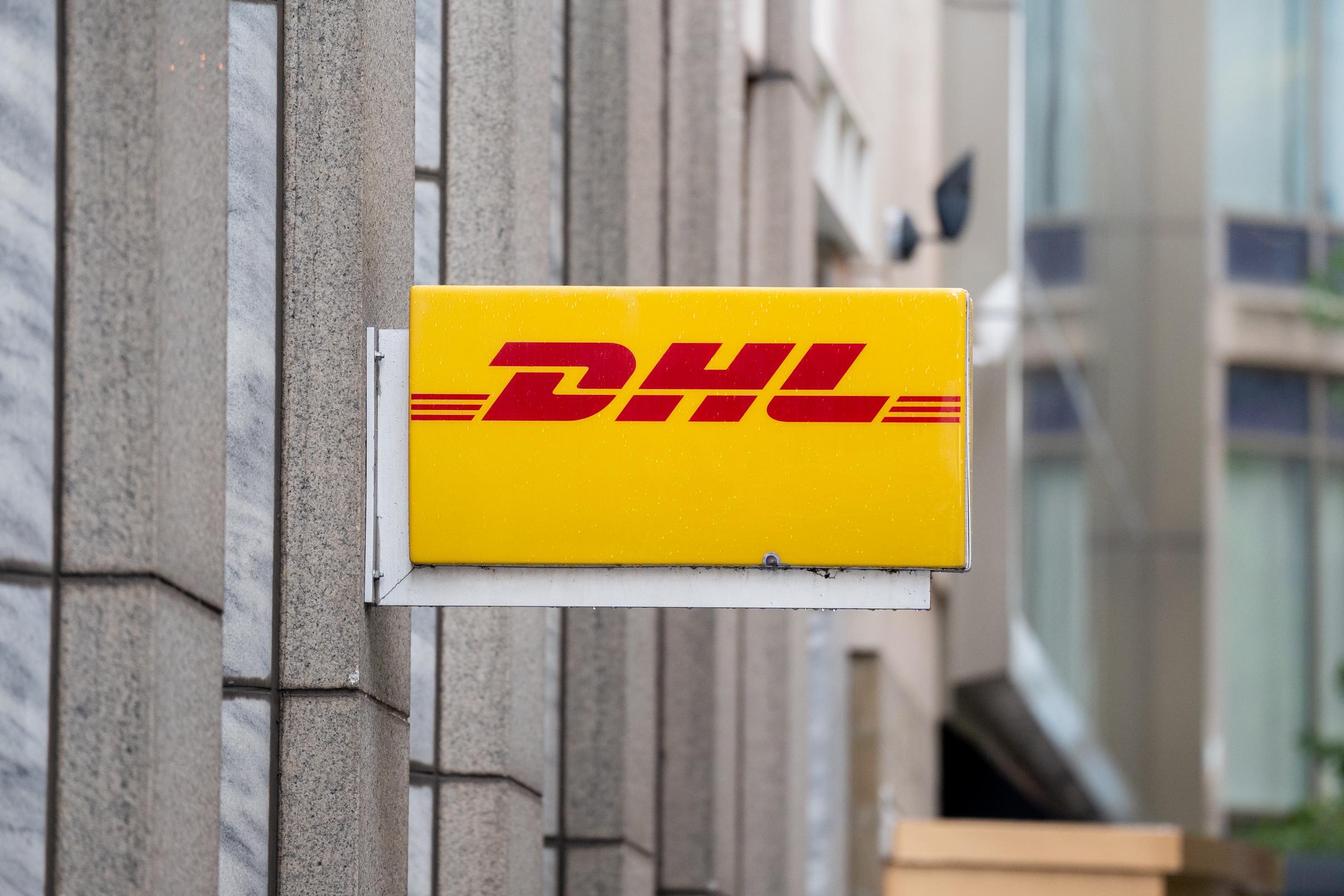 Zu Illustrationszwecken. Ein DHL-Schild. | Quelle: Getty Images