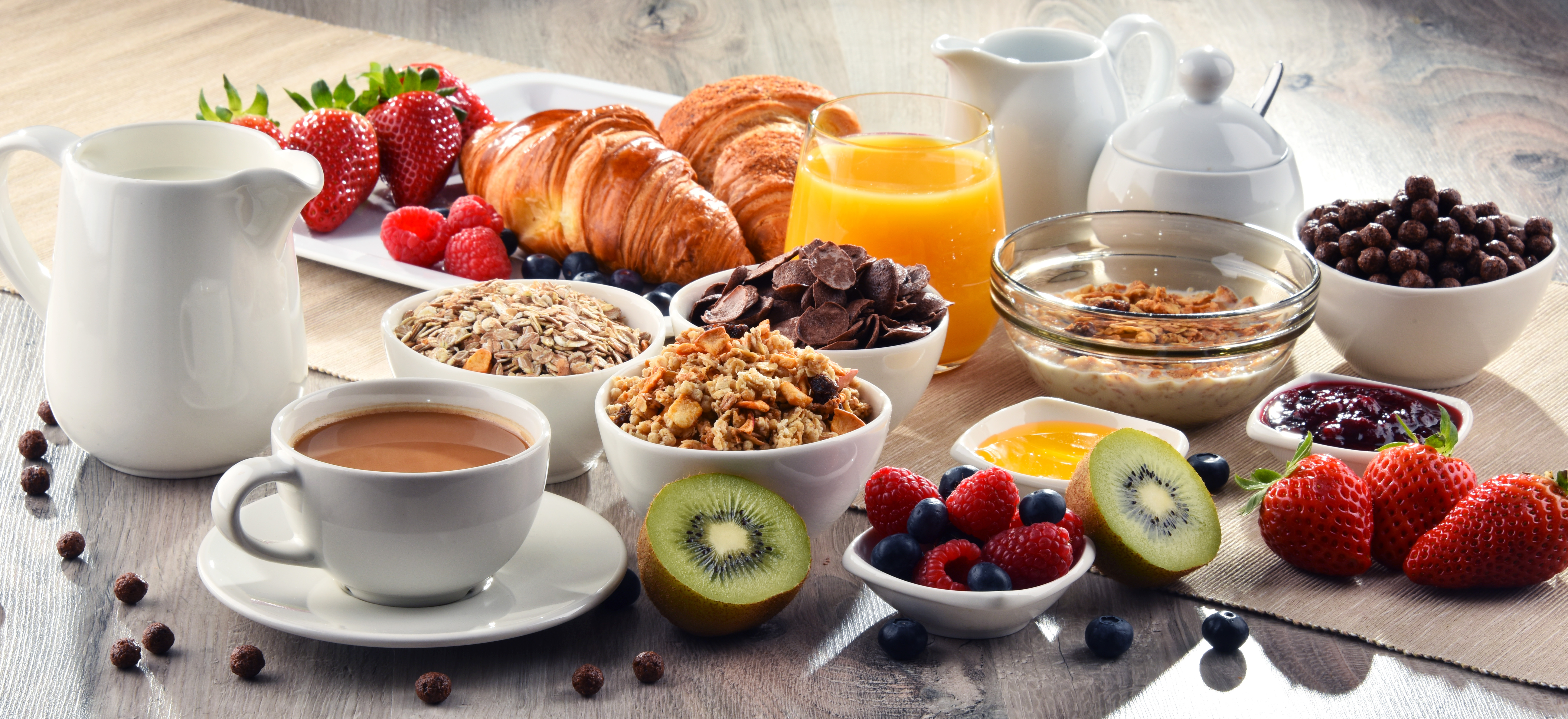 Aufbau eines kontinentalen Frühstücks | Quelle: Shutterstock