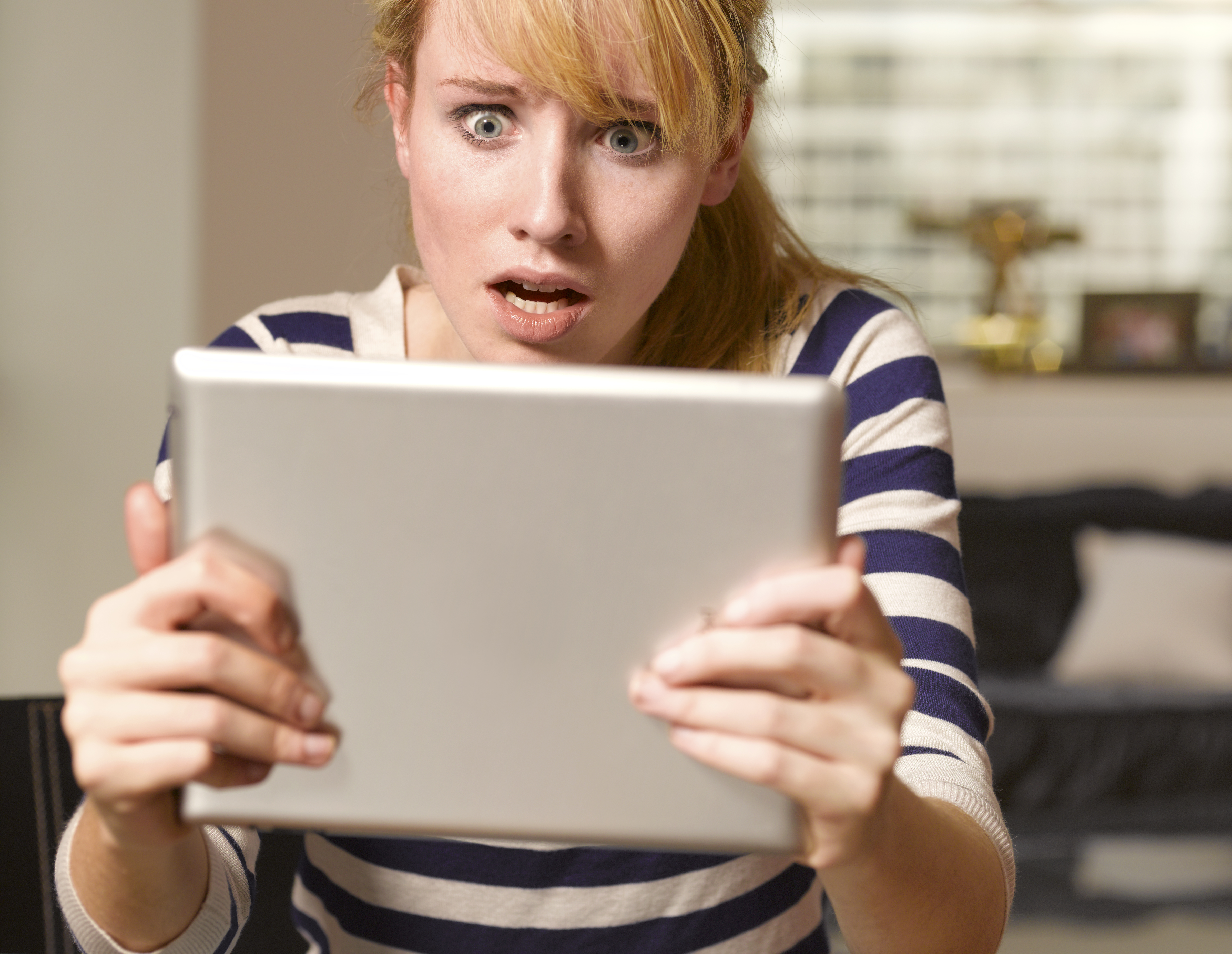Junge Frau schockiert über das Internet | Quelle: Getty Images