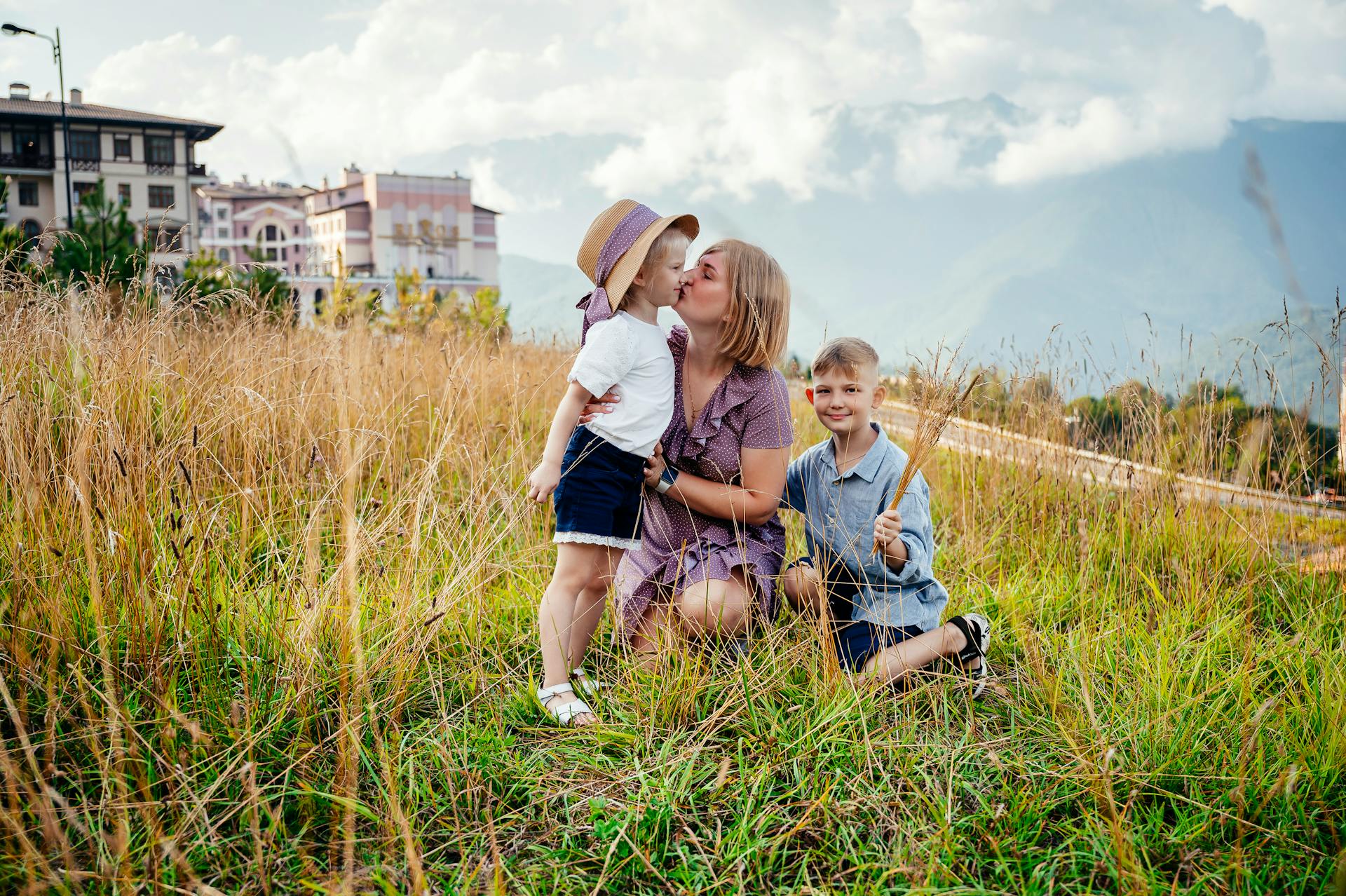 Eine Mutter mit ihrem kleinen Sohn und ihrer Tochter | Quelle: Pexels