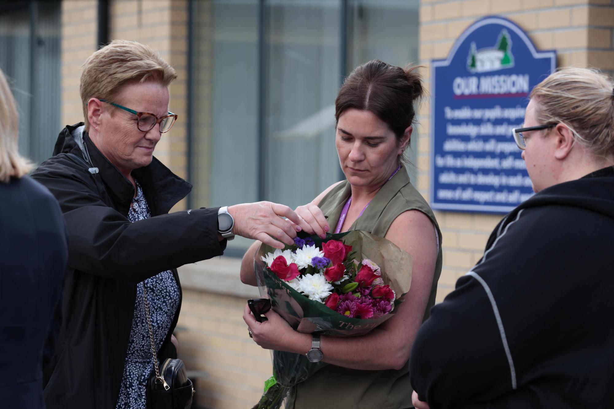 Menschen versammeln sich bei einer Mahnwache für James Rutledge, Vanessa Whyte und Sara Rutledge, aus einem Beitrag vom 26. Juli 2025 | Quelle: Facebook/irishmirror