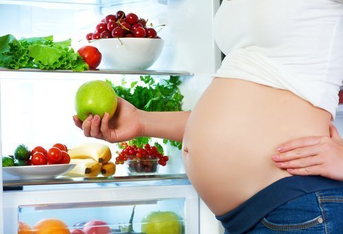 Schwangere Frau am Kühlschrank | Quelle: Shutterstock