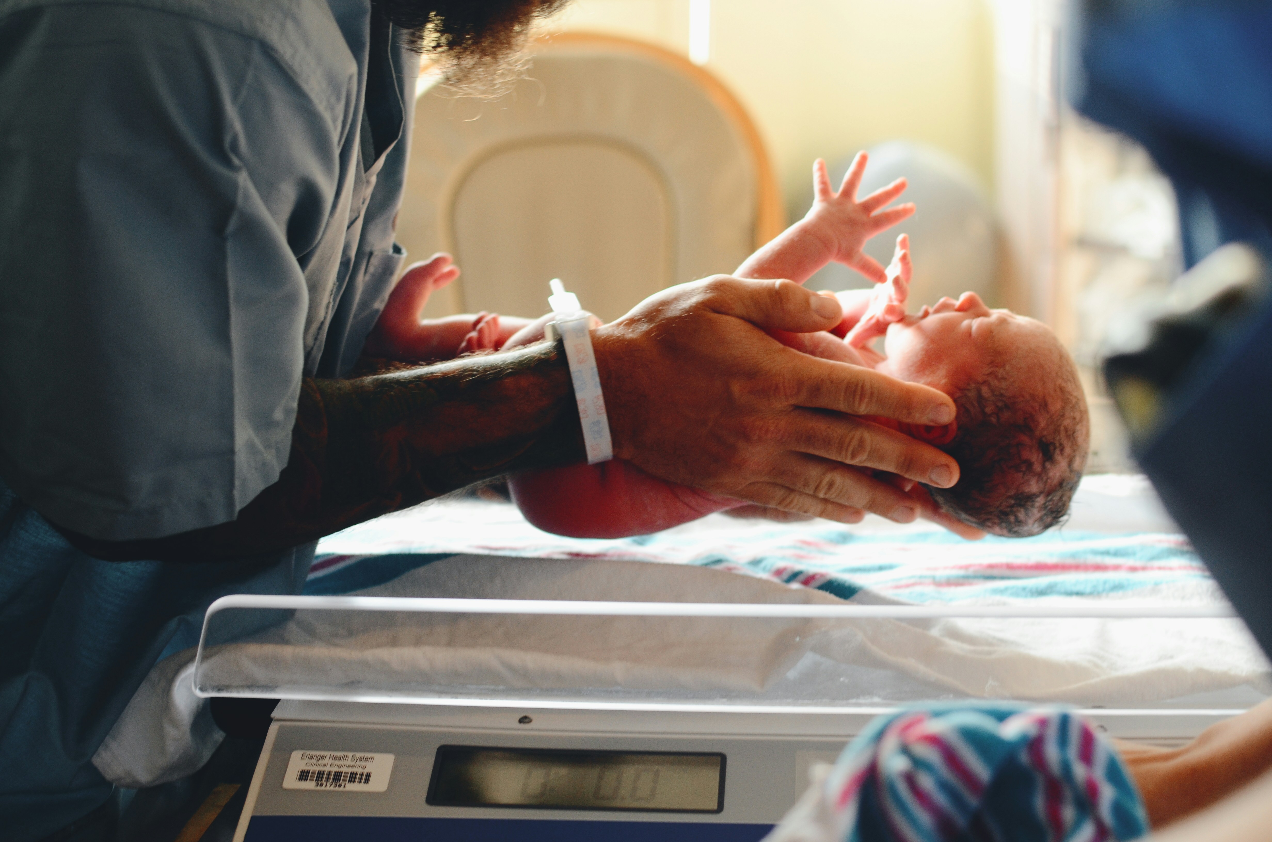 Ein Vater trifft sein Neugeborenes | Quelle: Unsplash