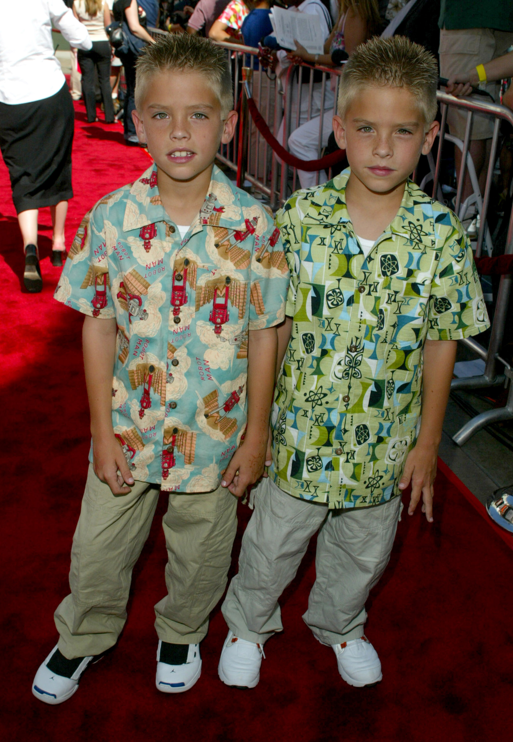 Dylan und Cole Sprouse bei der Premiere von "Star Wars: Episode II - Attack of the Clones" in Los Angeles am 12. Mai 2002. | Quelle: Getty Images