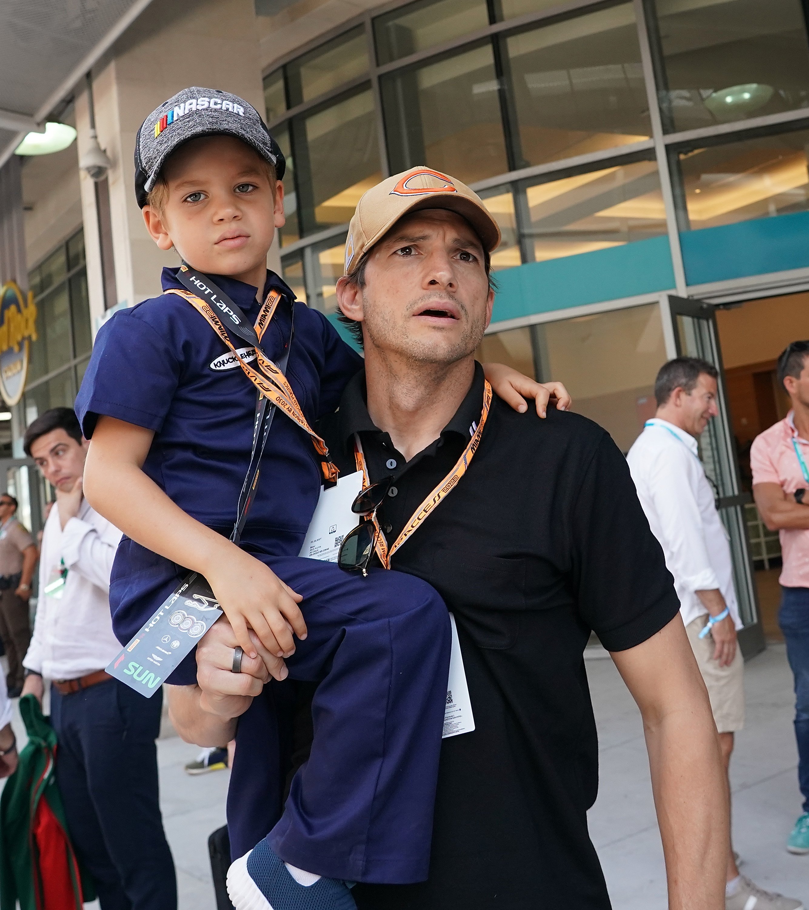 Ashton Kutcher und sein Sohn Dimitri im Jahr 2022 in Miami | Quelle: Getty Images