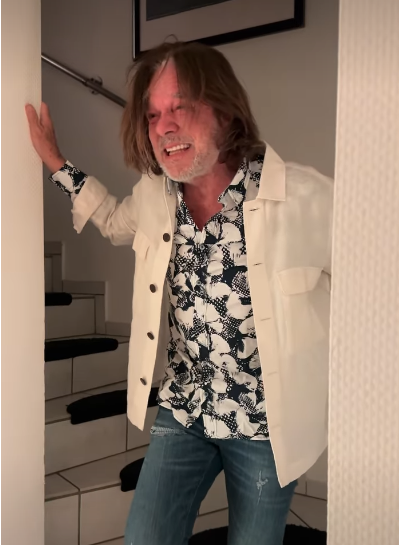 Jürgen Drews kommt zu seiner Überraschungsgeburtstagsfeier an | Quelle: instagram.com/reels/DWodQ-qjbKc/