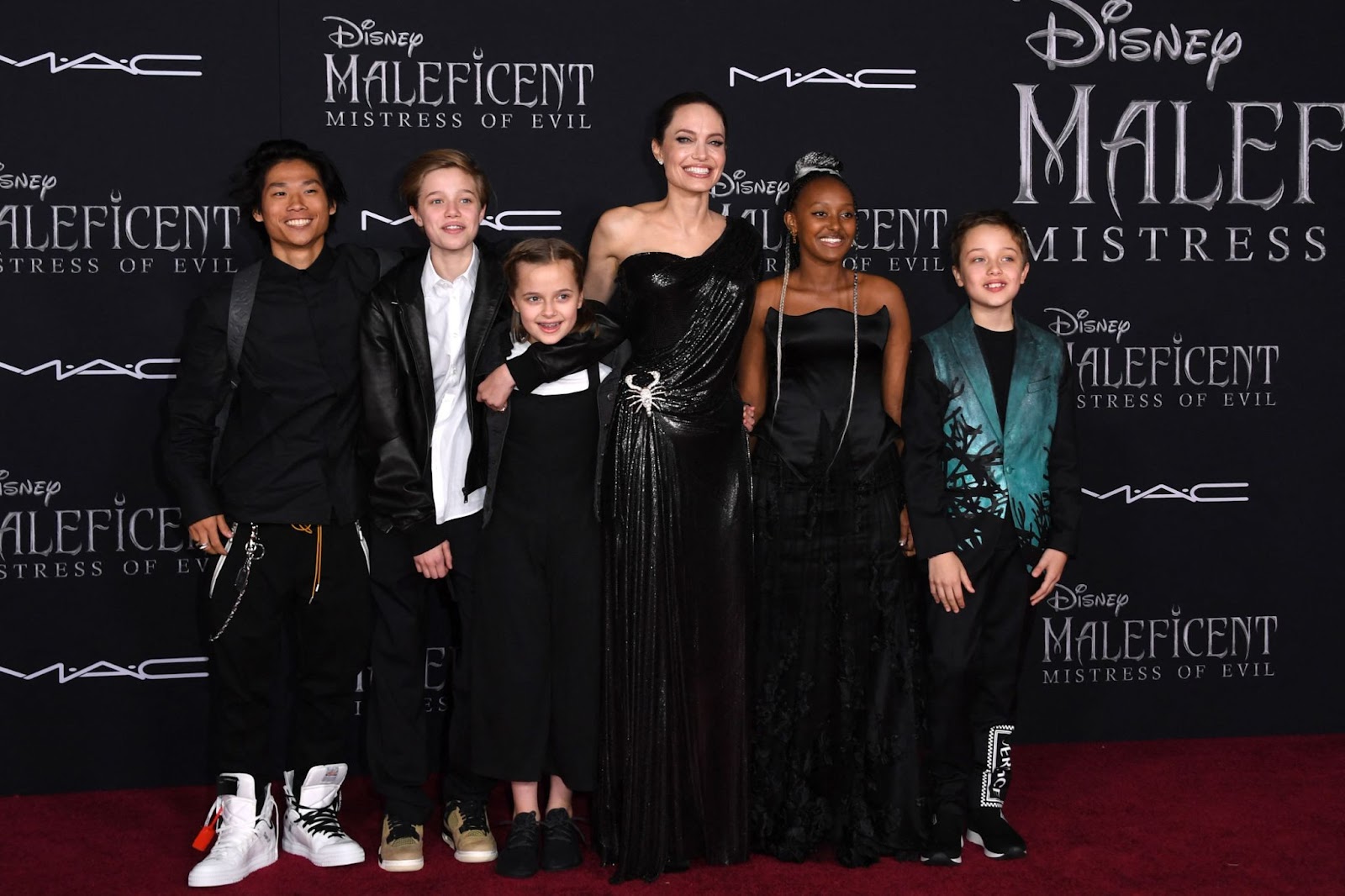 Angelina Jolie mit ihren Kindern Pax, Shiloh, Vivienne, Zahara und Knox Jolie-Pitt bei der Weltpremiere von „Maleficent: Mistress of Evil“ im El Capitan Theatre am 30. September 2019. | Quelle: Getty Images