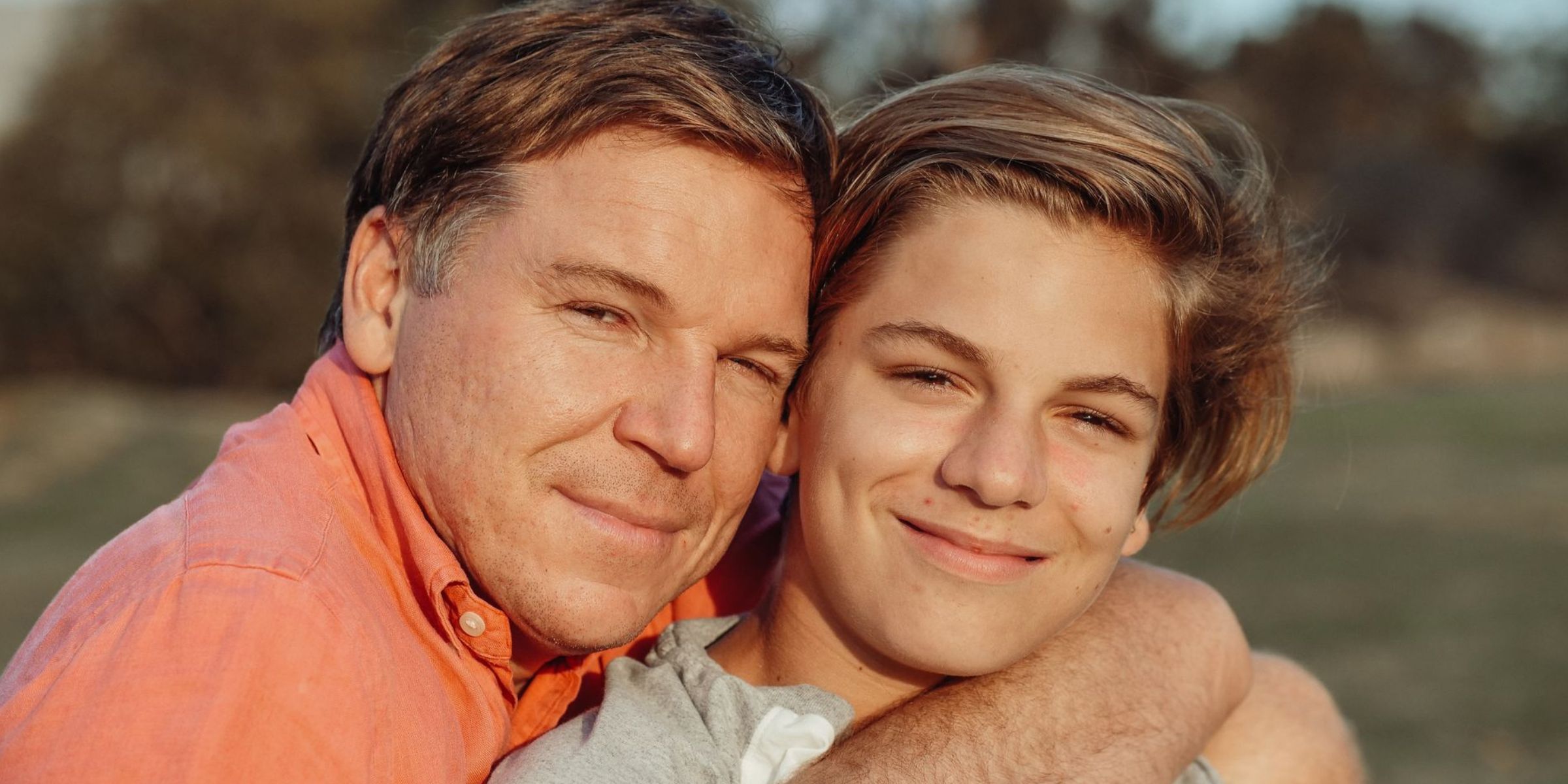 Ein Vater genießt einen herzlichen Moment mit seinem Teenager-Sohn im Freien | Quelle: Pexels