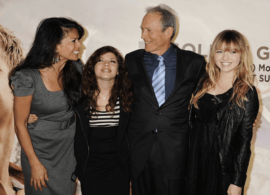 Dina Ruiz und Clint Eastwood mit den Töchtern Morgan und Francesca kommen zur britischen Filmpremiere von "Invictus", 2010, London, England. | Quelle: Getty Images
