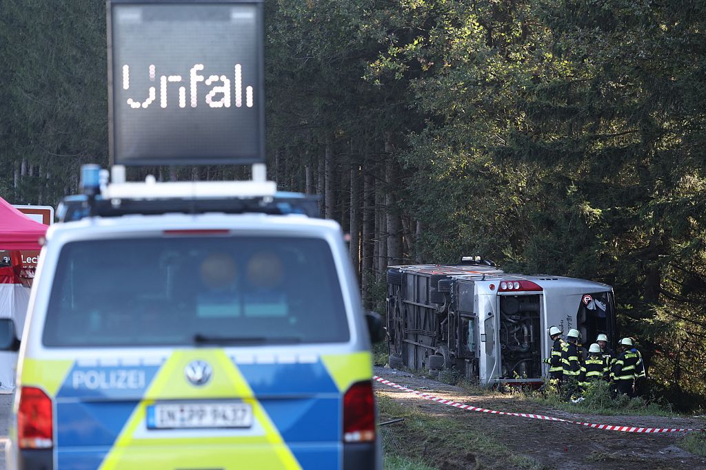 27 September 2026, Bayern, Buchloe: Polizei, Rettungsdienst und Feuerwehr sind an der Unfallstelle nahe Buchloe-Ost im Einsatz, wo auf der A96 ein Reisebus umstürzte. | Quelle: Getty Images
