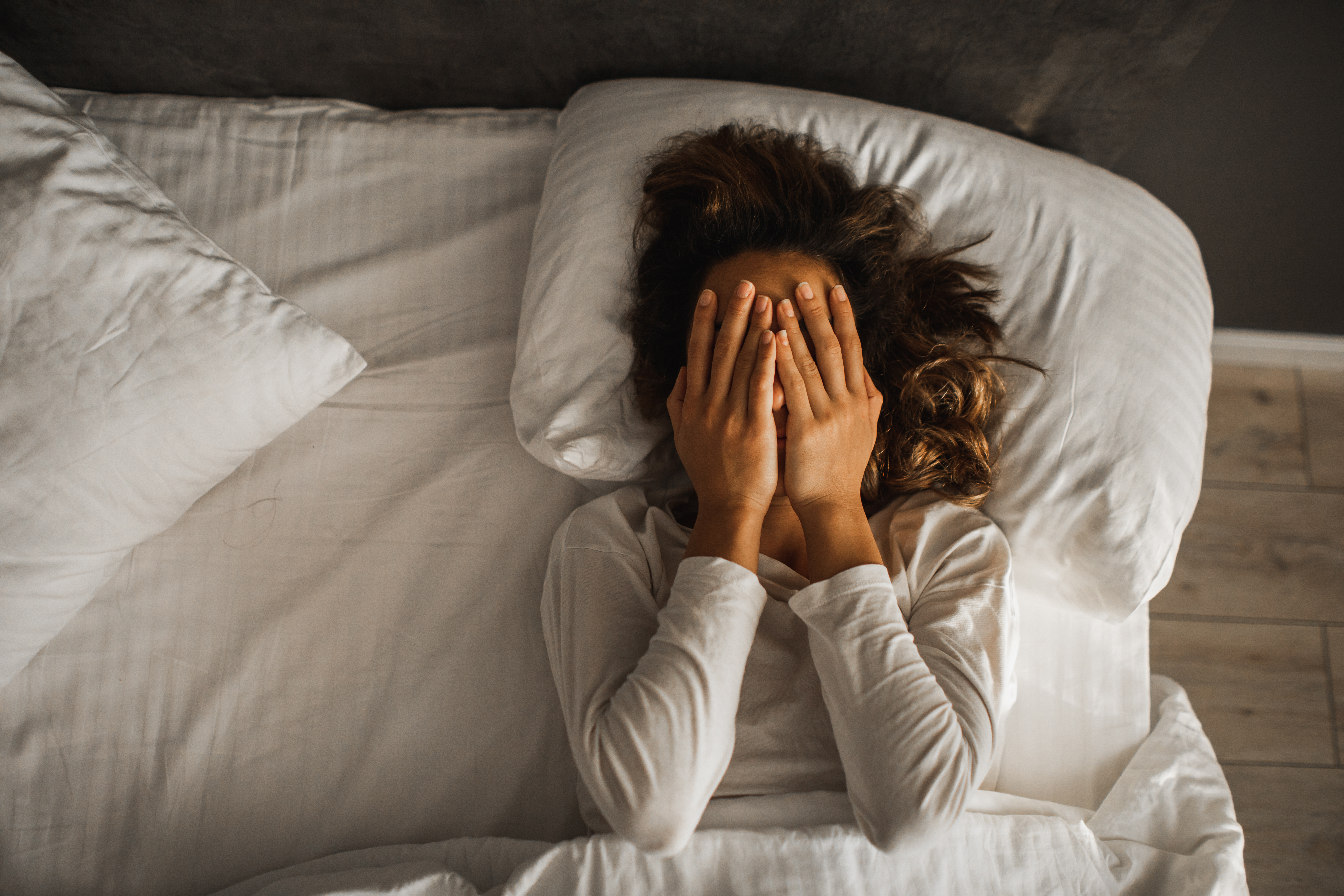 Eine traurige Frau im Bett | Quelle: Getty Images