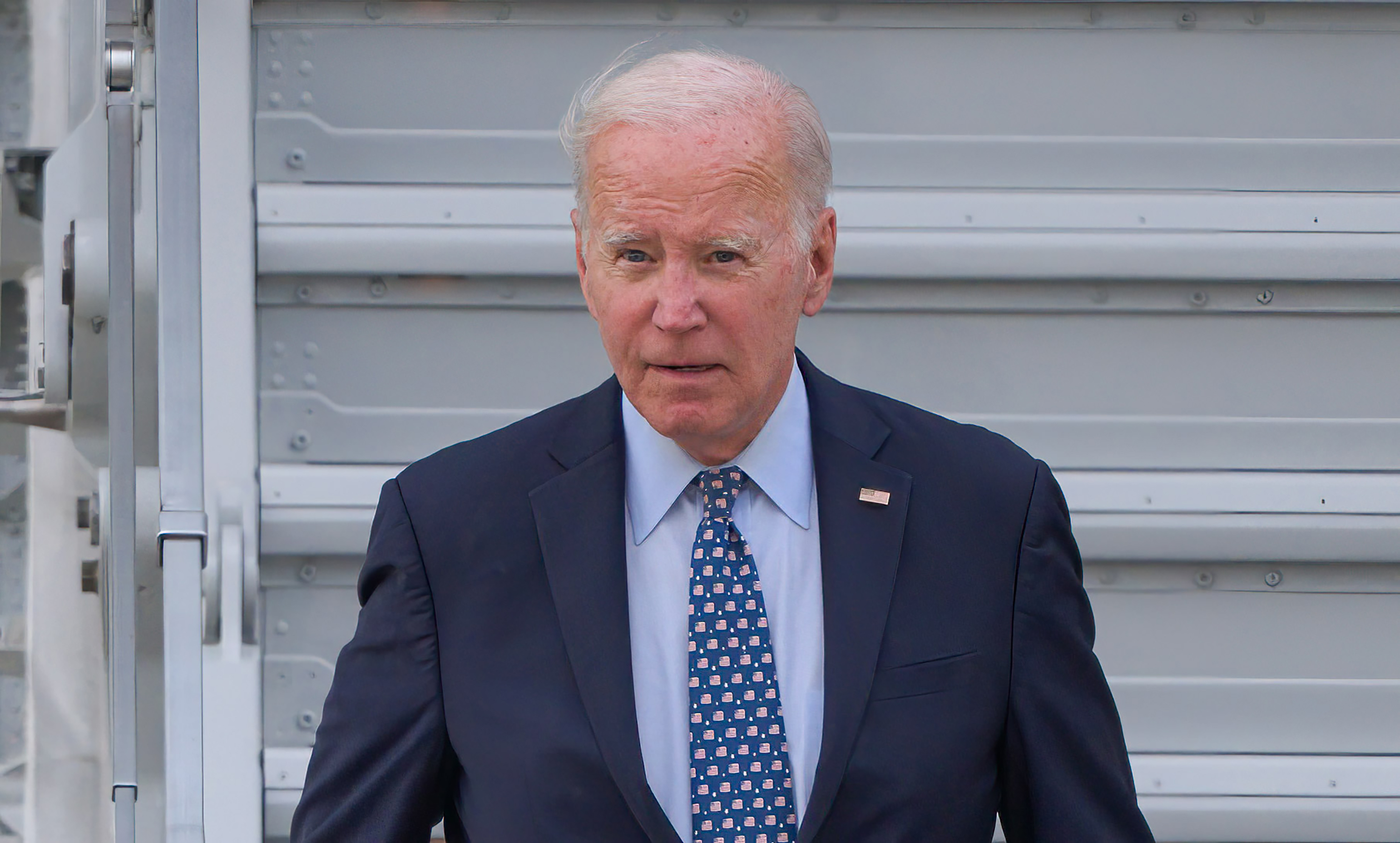 Joe Biden beim Aussteigen aus der Air Force One am Flughafen John F. Kennedy in New York City am 17. September 2023. | Quelle: Getty Images