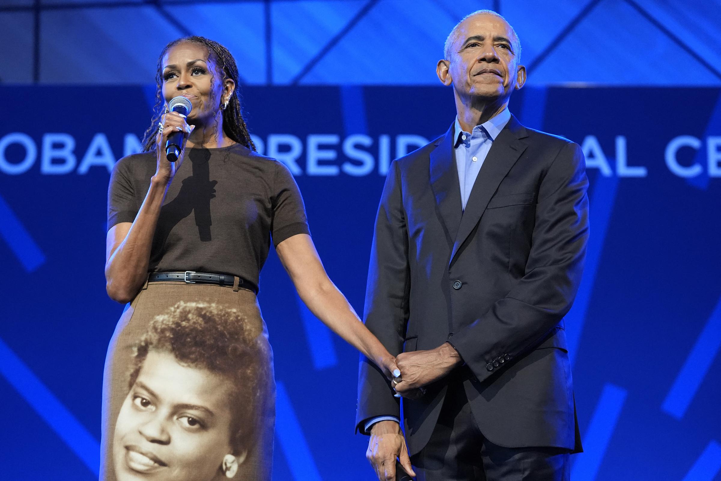 Michelle sagte, auf dem Rock sei ihr Lieblingsporträt ihrer Mutter, Marian Robinson, abgebildet. Sie fügte hinzu, dass Marian stolz auf Barack und die Arbeit gewesen wäre, die für Chicagos South Side geleistet wird. | Quelle: Getty Images