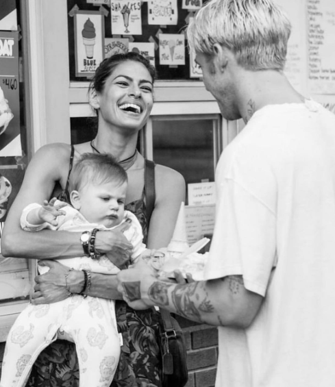 Ryan Gosling und Eva Mendes mit ihrem Kind | Quelle: Instagram.com/Evamendes