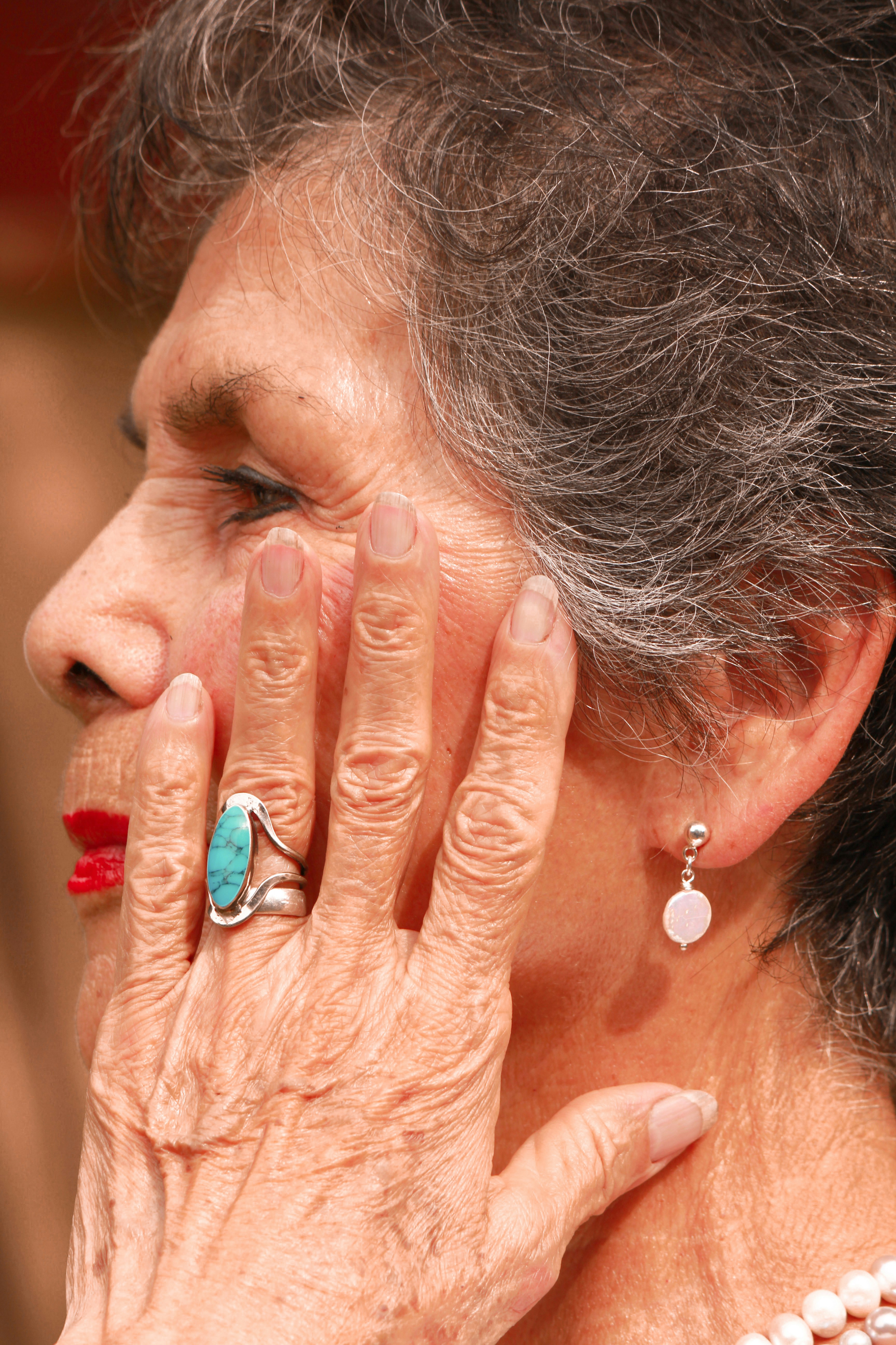 Eine Frau zeigt ihren Ehering | Quelle: Unsplash
