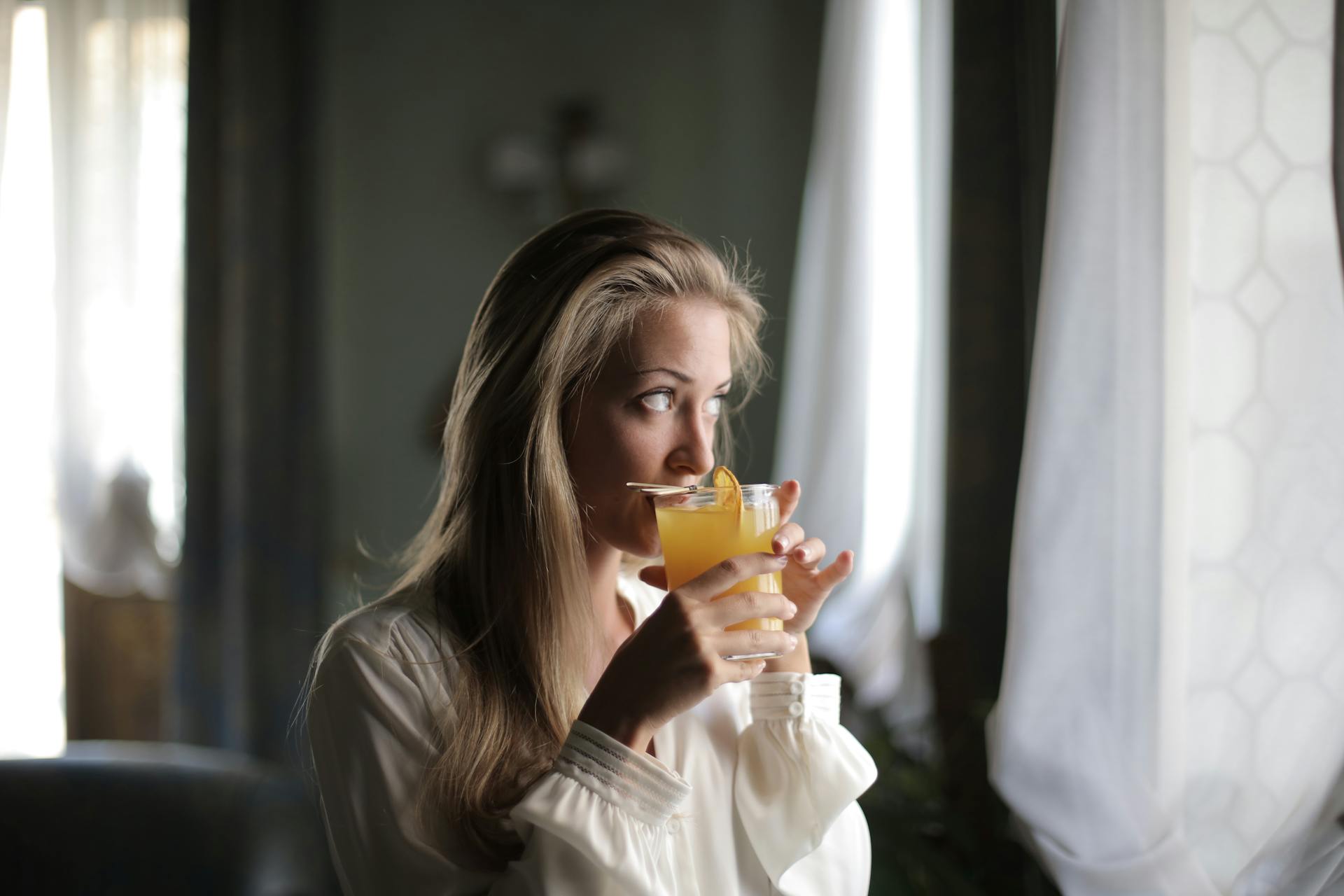 Eine Frau trinkt Orangensaft | Quelle: Pexels