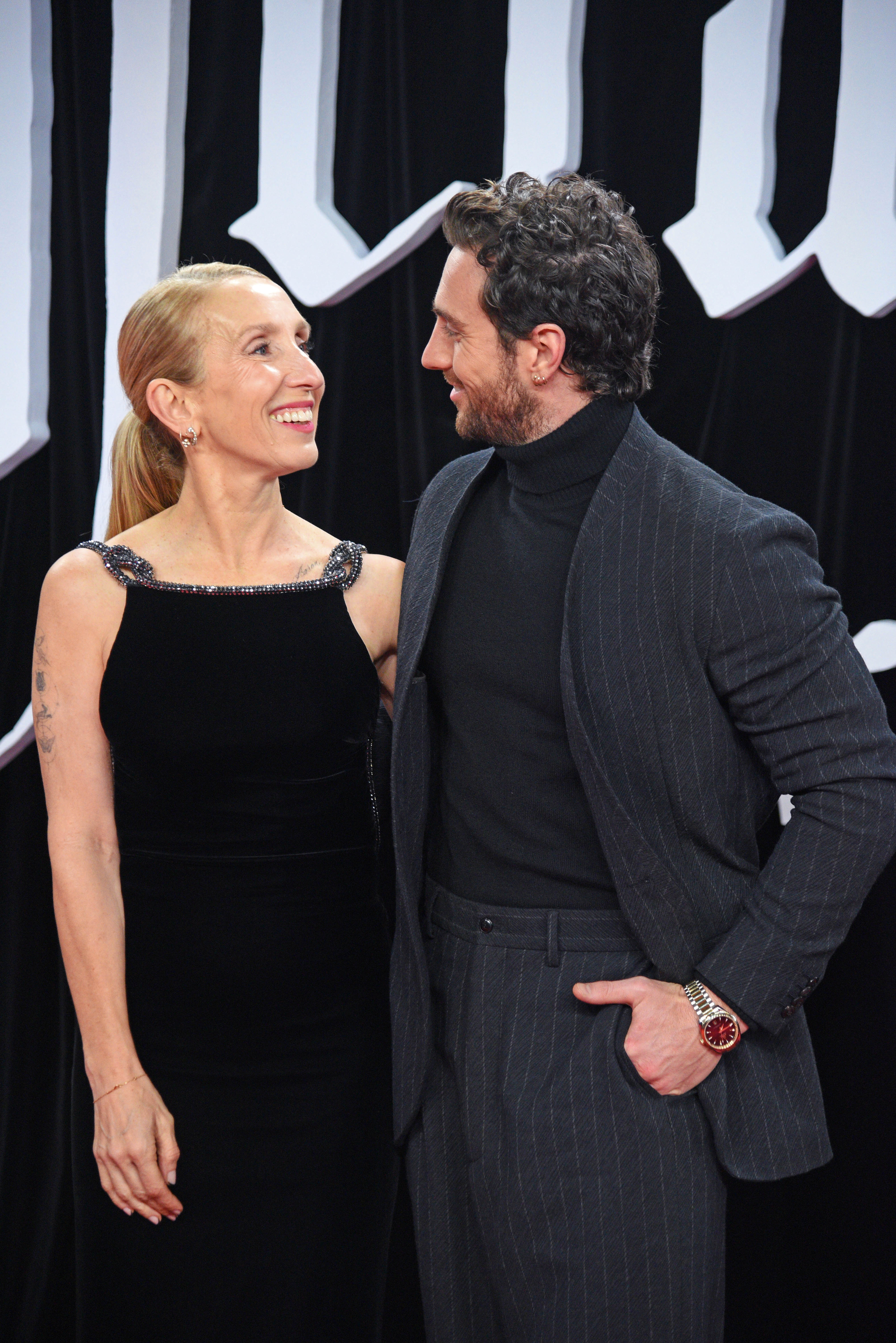 Sam und Aaron Taylor-Johnson bei der Weltpremiere von „Nosferatu“ im Zoo Palast am 2. Dezember 2024 in Berlin, Deutschland. | Quelle: Getty Images