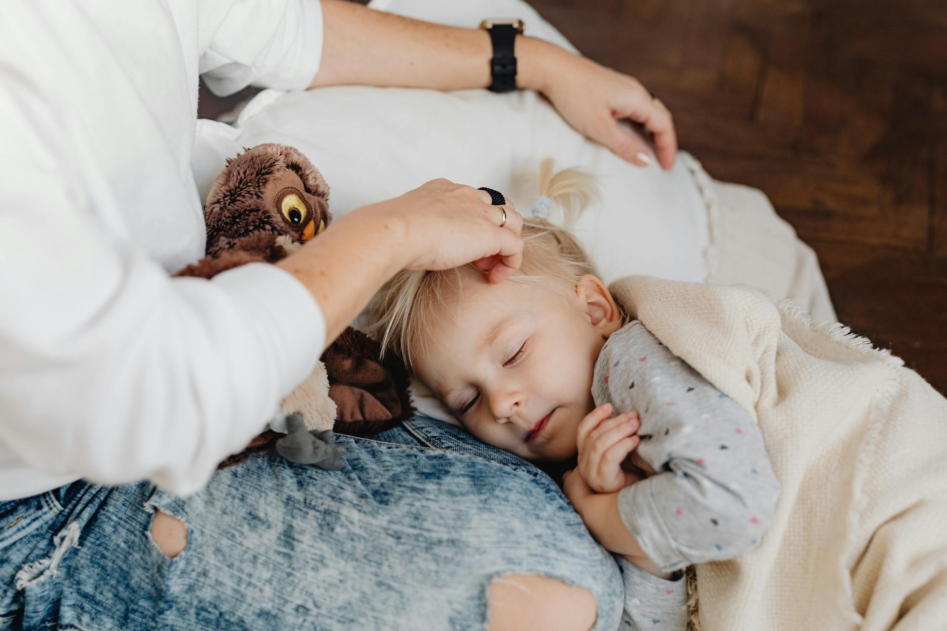 Eine Mutter, die ihr kleines Mädchen in den Schlaf wiegt | Quelle: Pexels