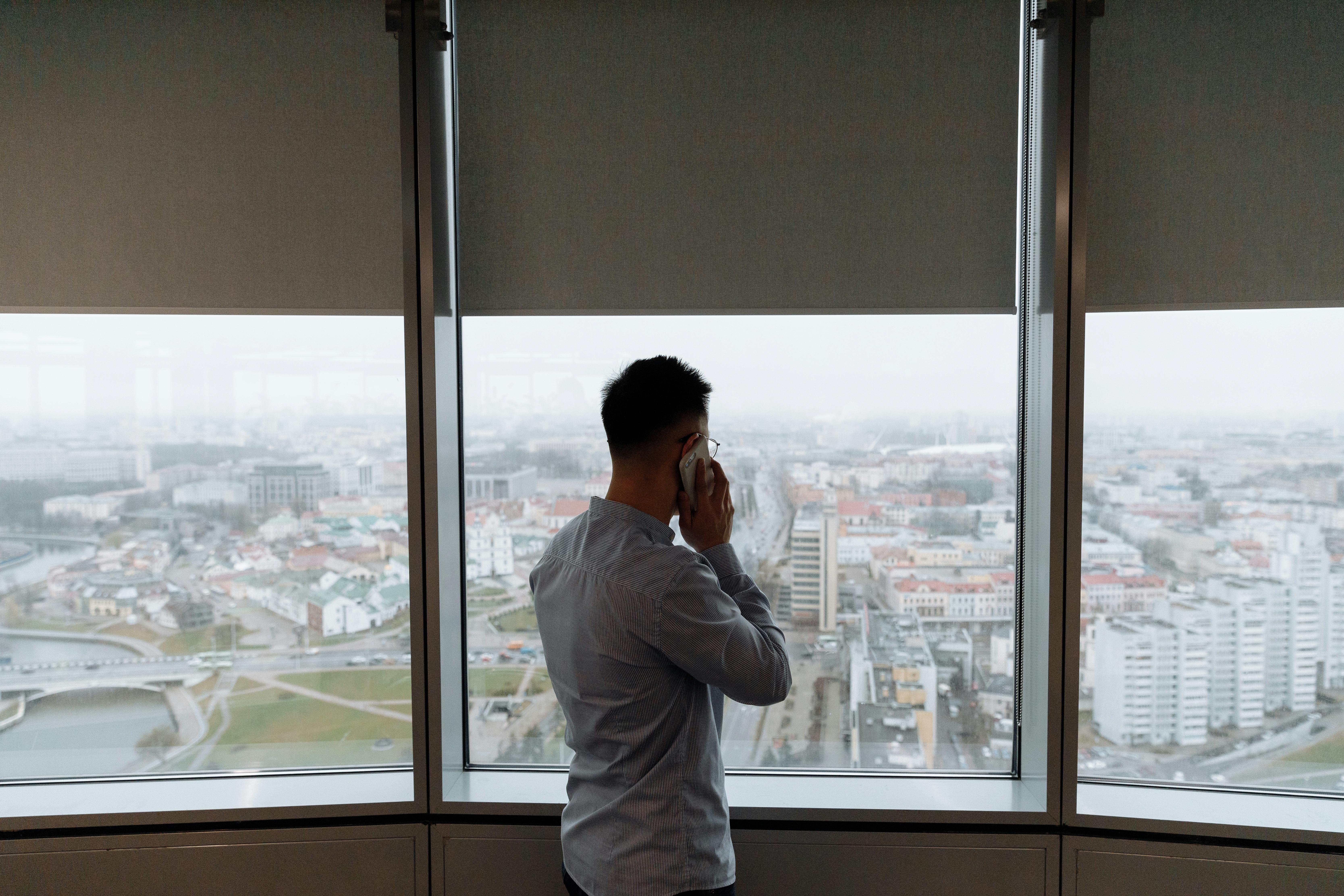 Mann spricht am Telefon | Quelle: Pexels