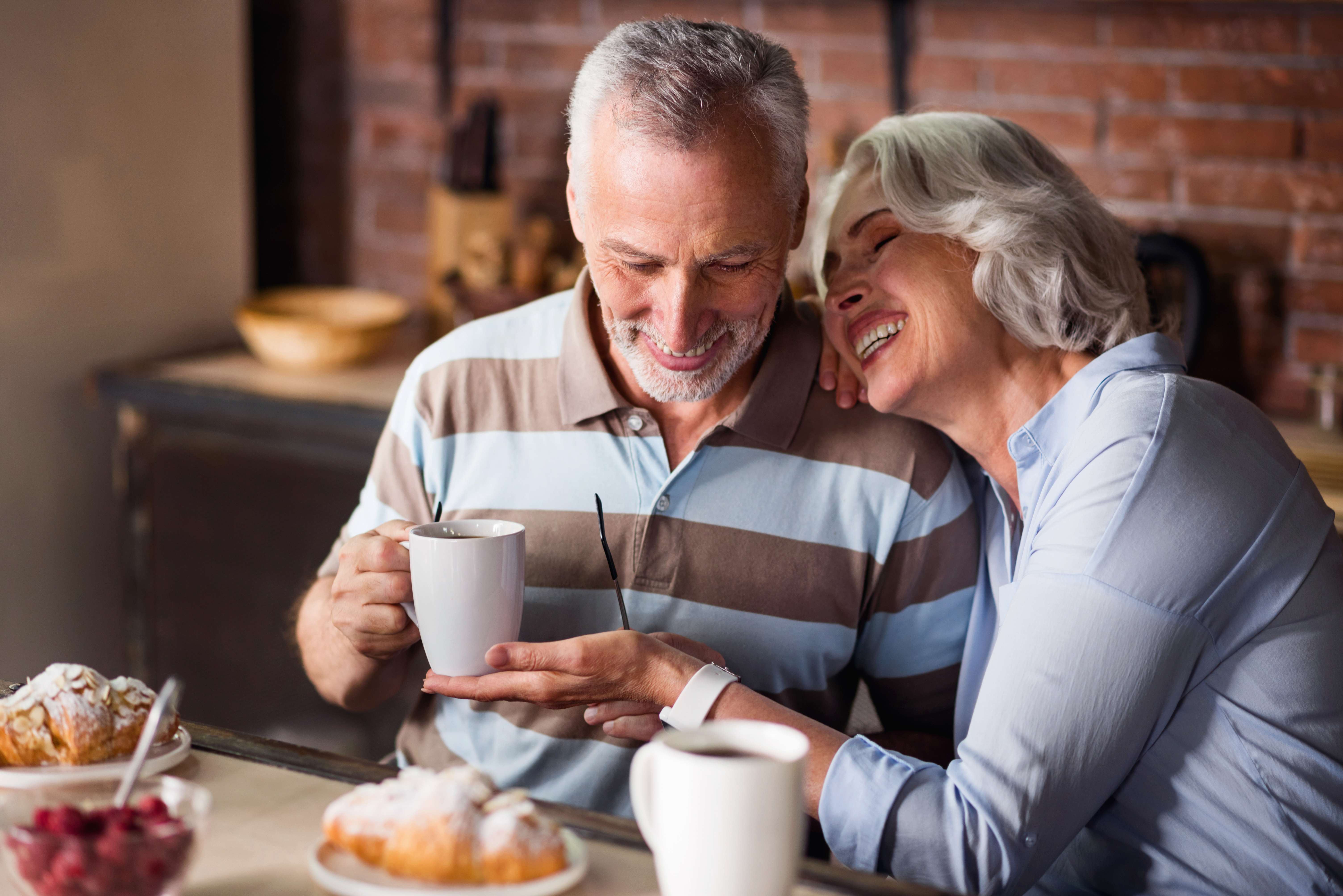 Ein älteres Paar beim Kaffee trinken | Quelle: Shutterstock