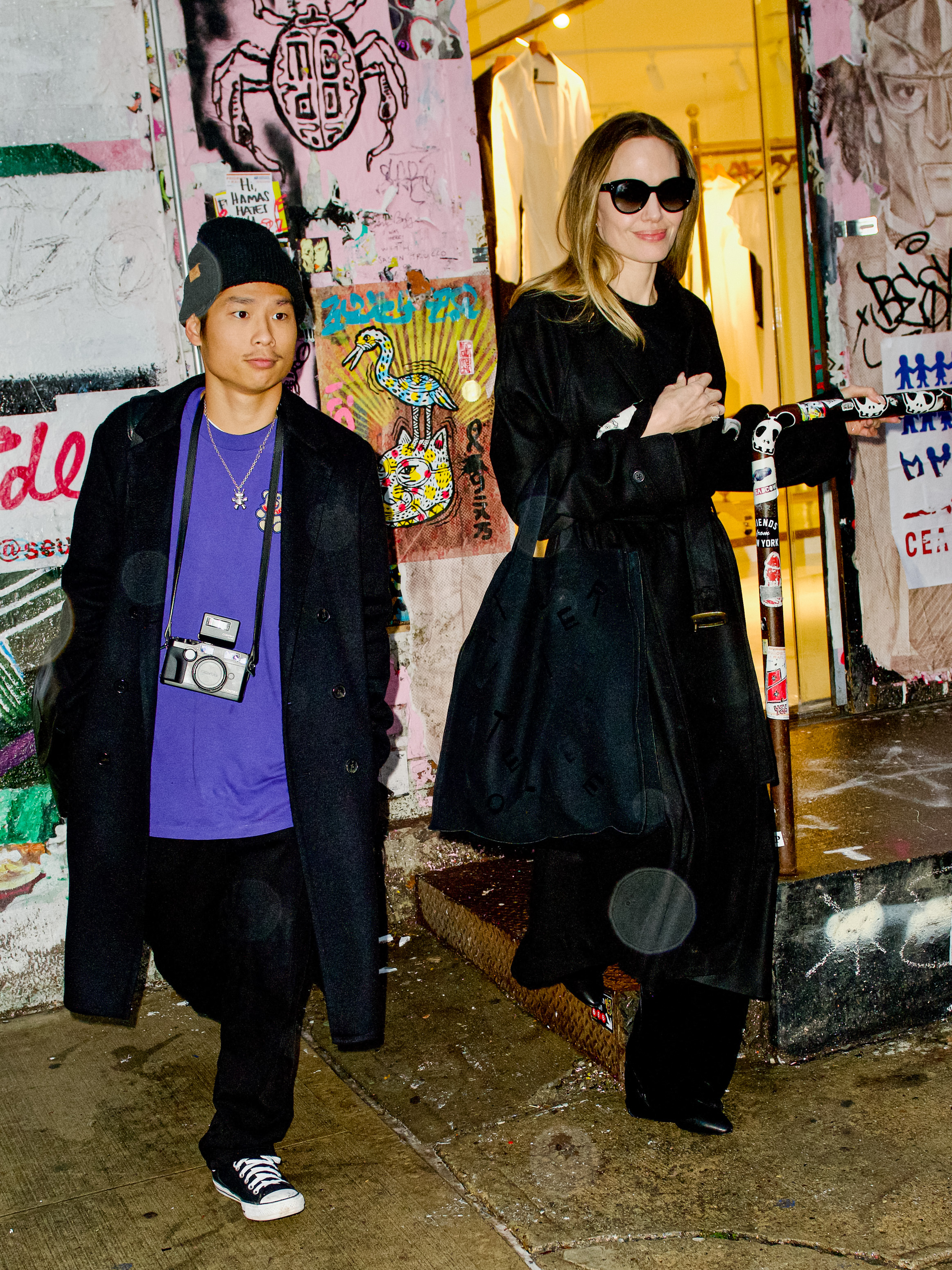 Pax Jolie-Pitt und Angelina Jolie wurden am 28. Dezember 2023 in New York gesichtet. | Quelle: Getty Images