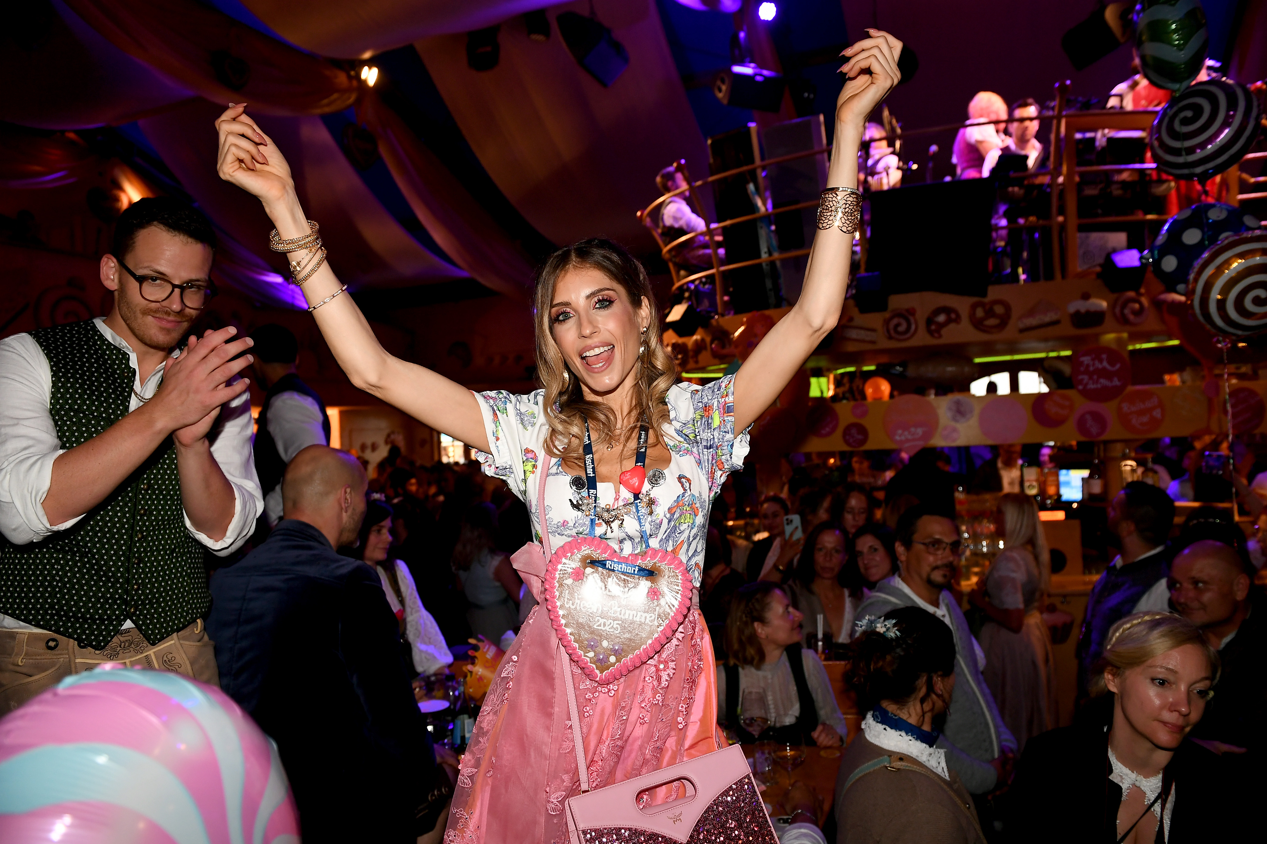 Cathy Hummels feiert im Café Kaiserschmarren bei ihrem „Cathy Hummels Wiesn-Bummel“ auf der Theresienwiese | Quelle: Getty Images