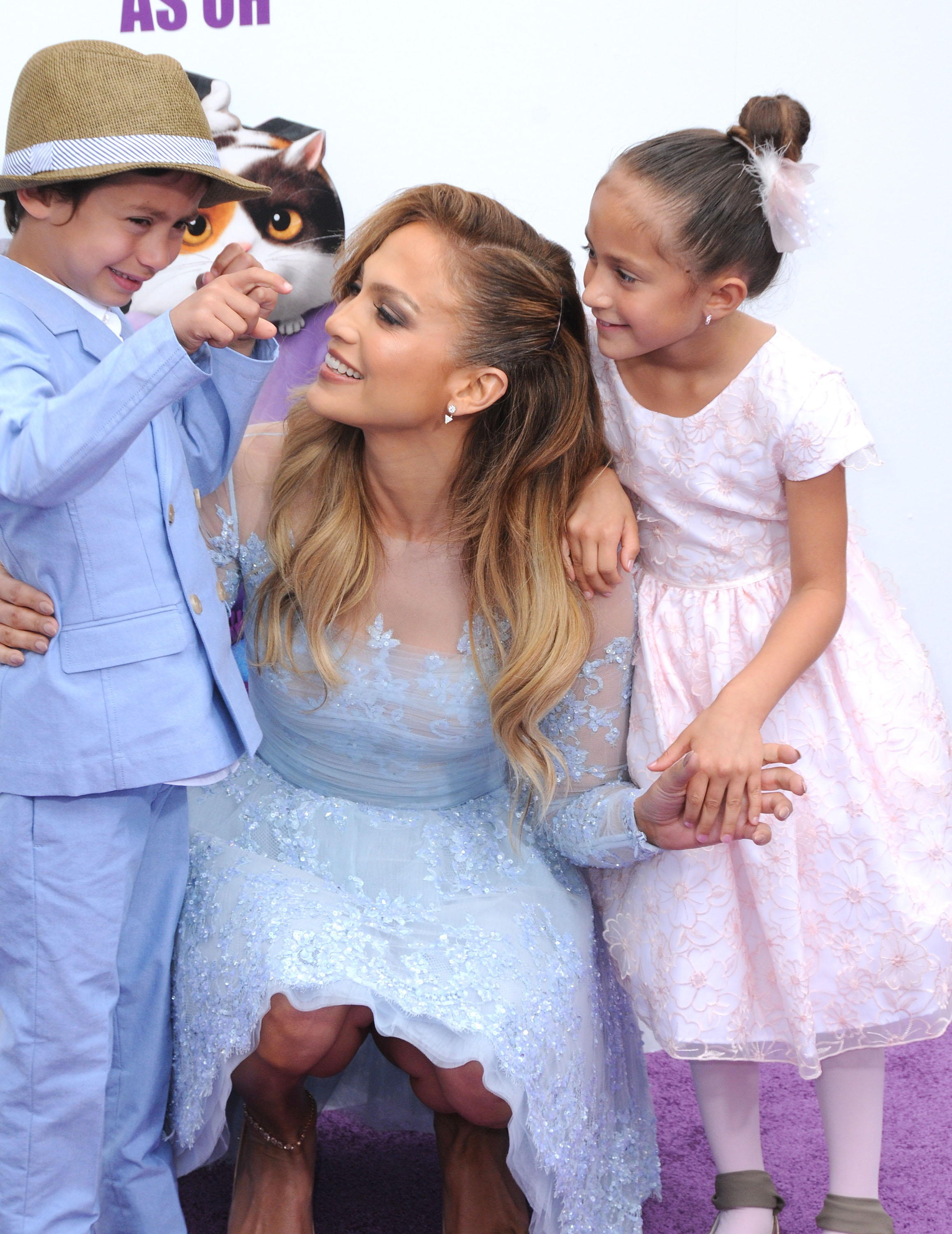 Jennifer Lopez, begleitet von ihrem Sohn Maximillian David Muniz und ihrer Tochter Emme Maribel Muniz, bei der Premiere von Twentieth Century Fox und Dreamworks Animation's "Home" am 22. März 2015 in Westwood, Kalifornien | Quelle: Getty Images